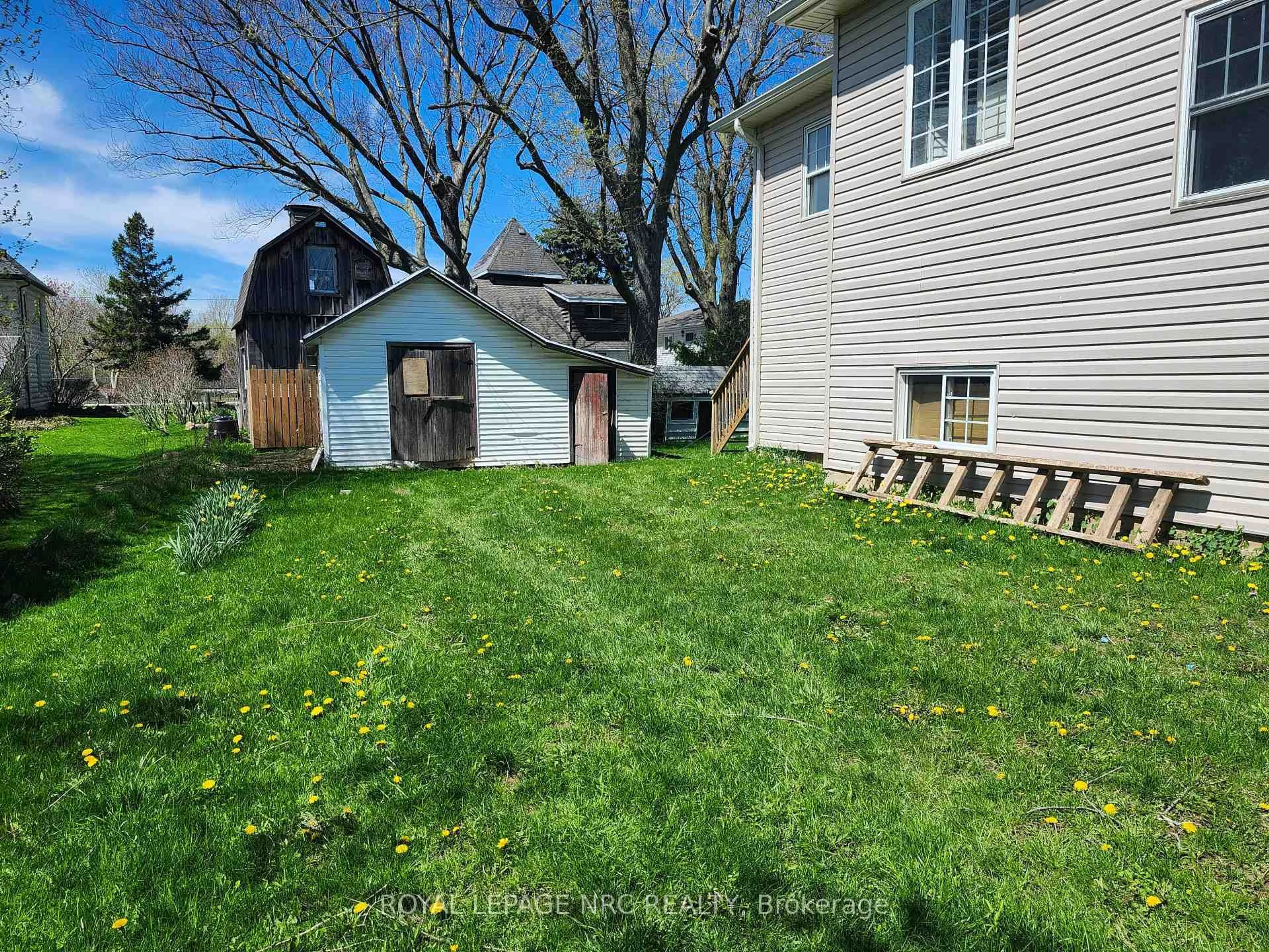 A pic from outside/outdoor area/front of a property/back of a property/a pic from drone, street for 220 Port Colborne Dr, Port Colborne Ontario L3K 2M5