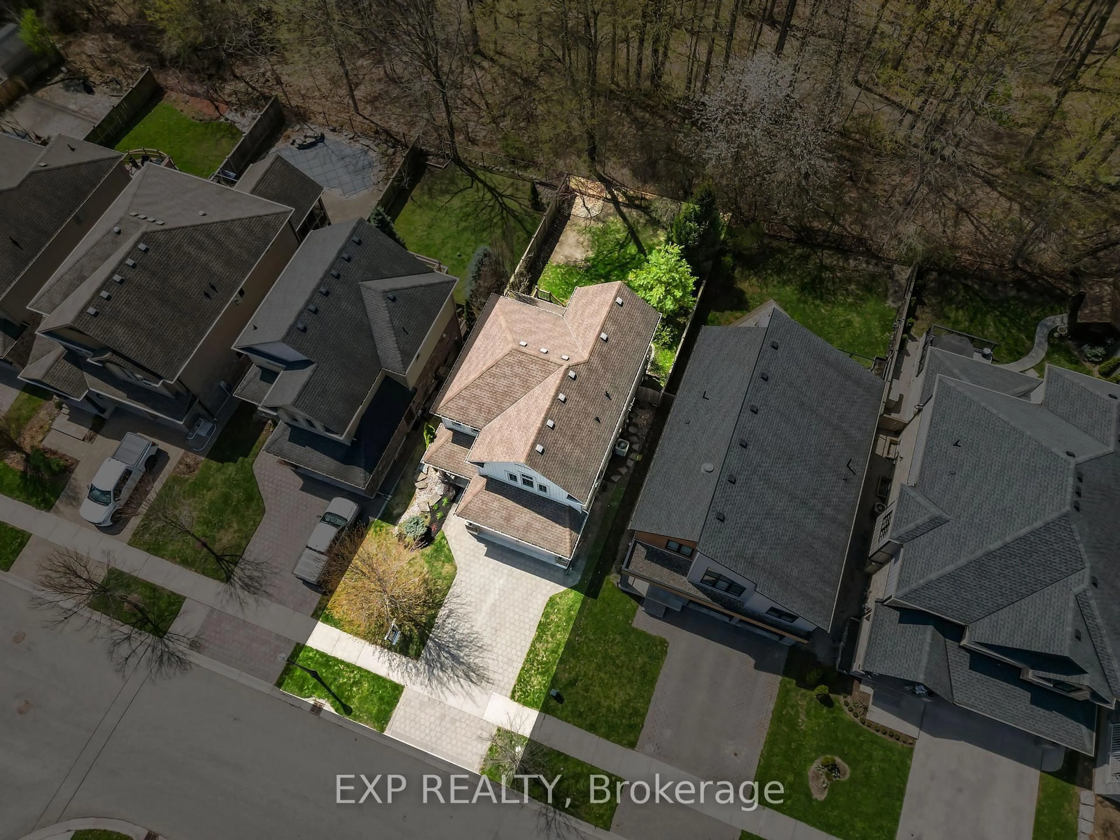 A pic from outside/outdoor area/front of a property/back of a property/a pic from drone, street for 2095 Springridge Dr, London North Ontario N5X 0H3