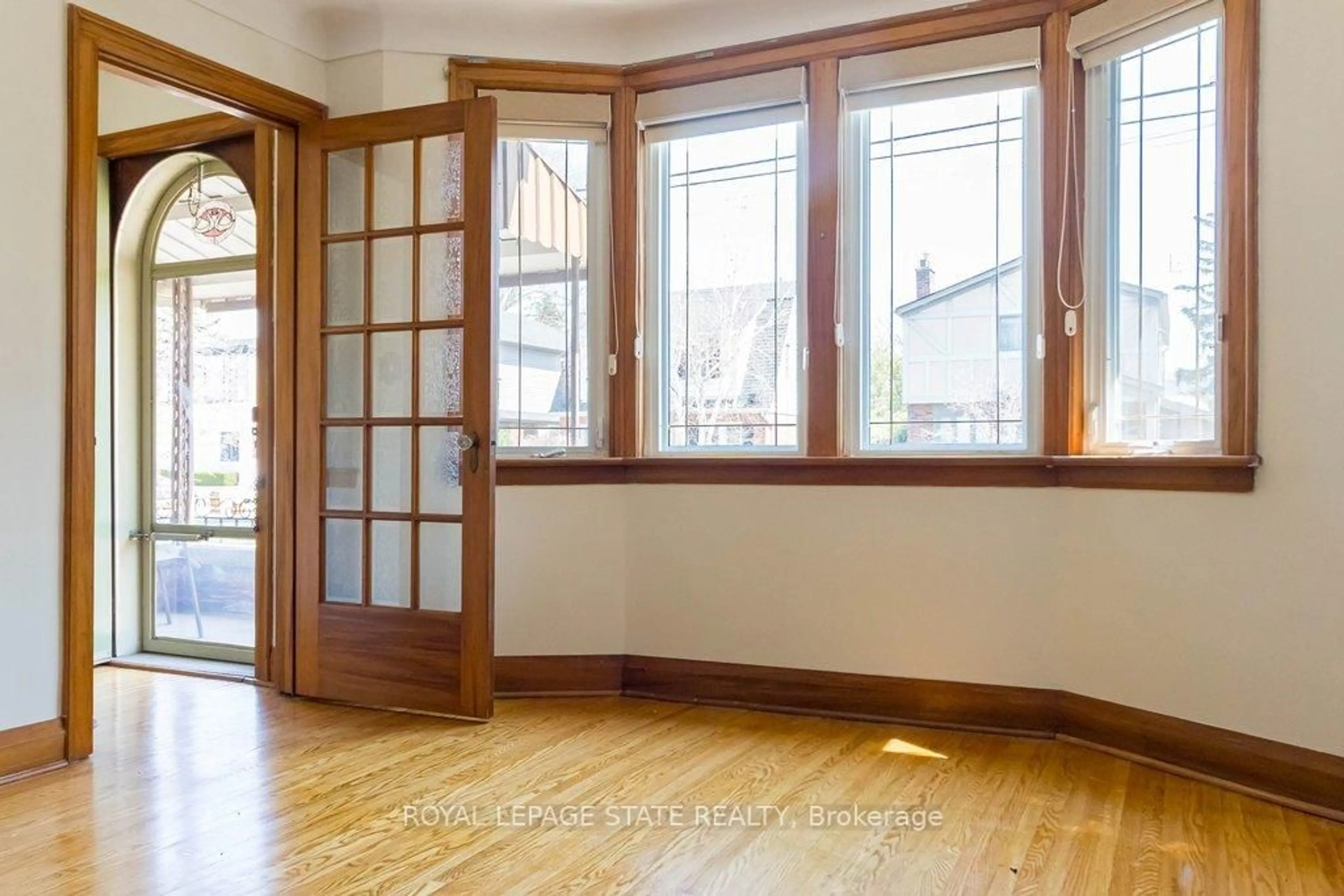 Indoor entryway for 157 Longwood Rd, Hamilton Ontario L8S 3V8