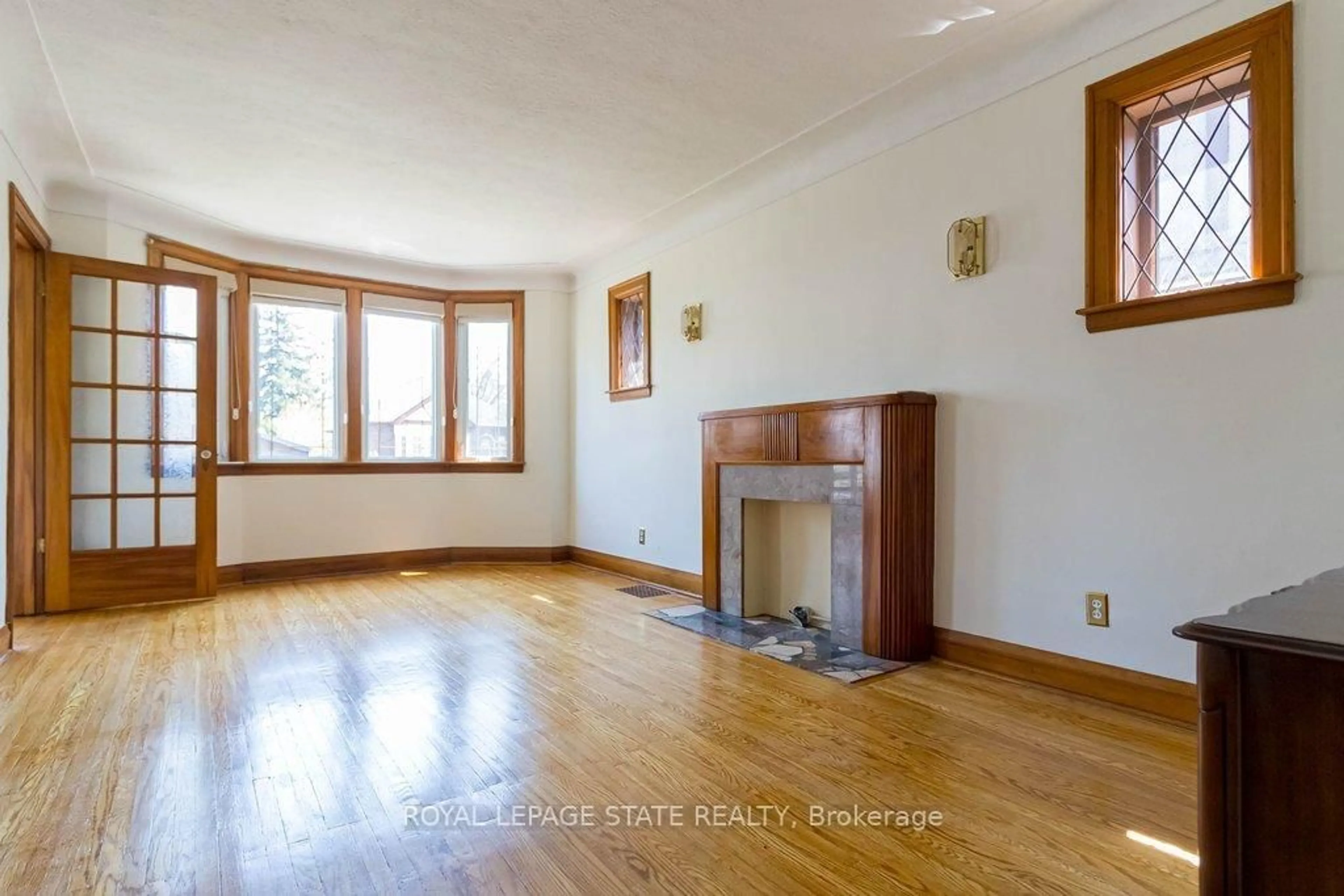 Living room with furniture, wood/laminate floor for 157 Longwood Rd, Hamilton Ontario L8S 3V8