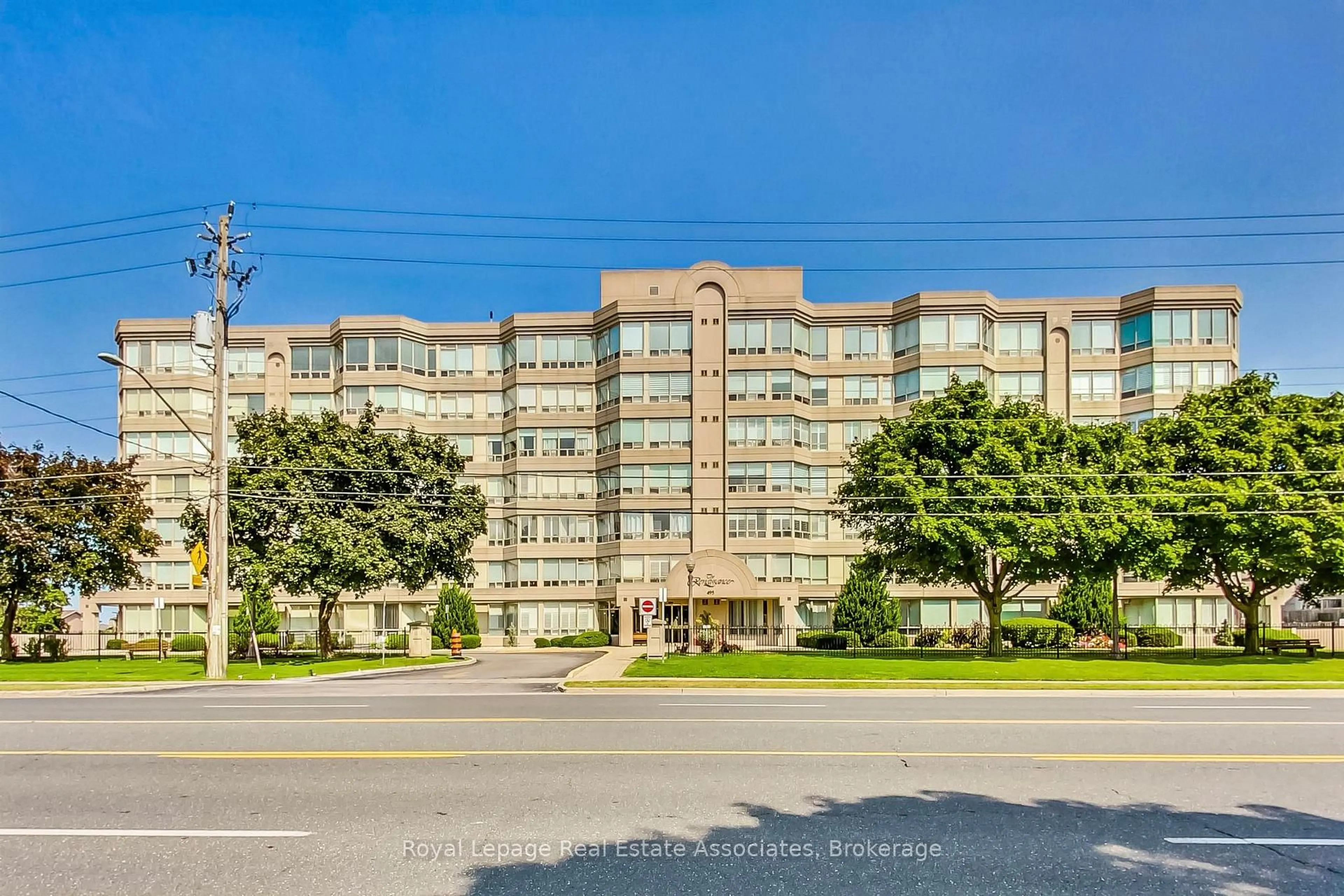 Indoor foyer for 495 Highway 8 #501, Hamilton Ontario L8G 5E1