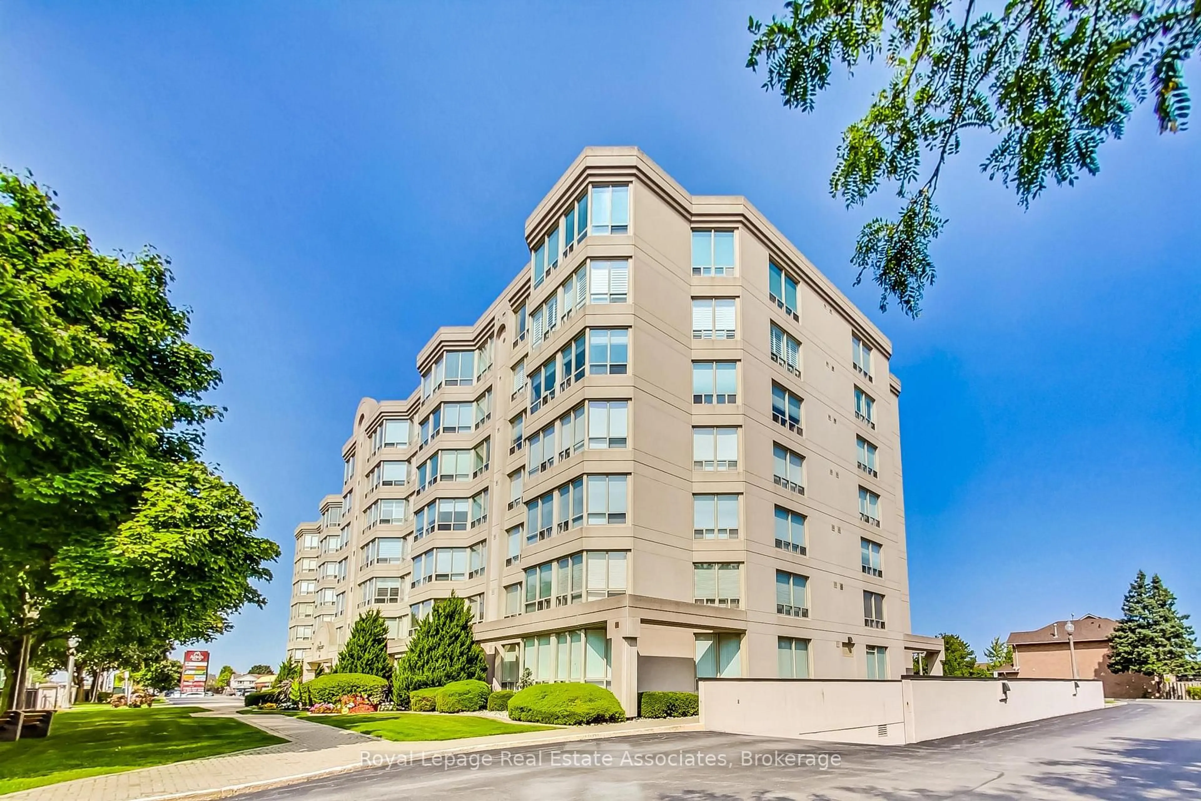 Indoor foyer for 495 Highway 8 #501, Hamilton Ontario L8G 5E1