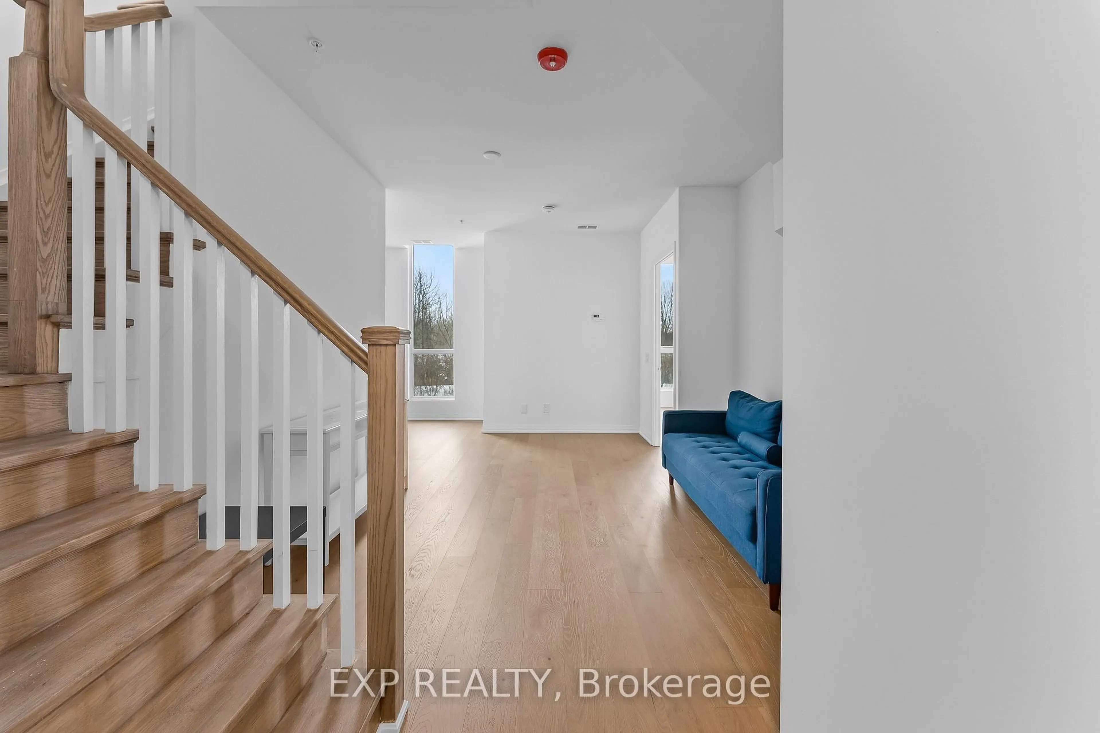 Indoor entryway for 7711 Green Vista Gate #303, Niagara Falls Ontario L2G 0Y9