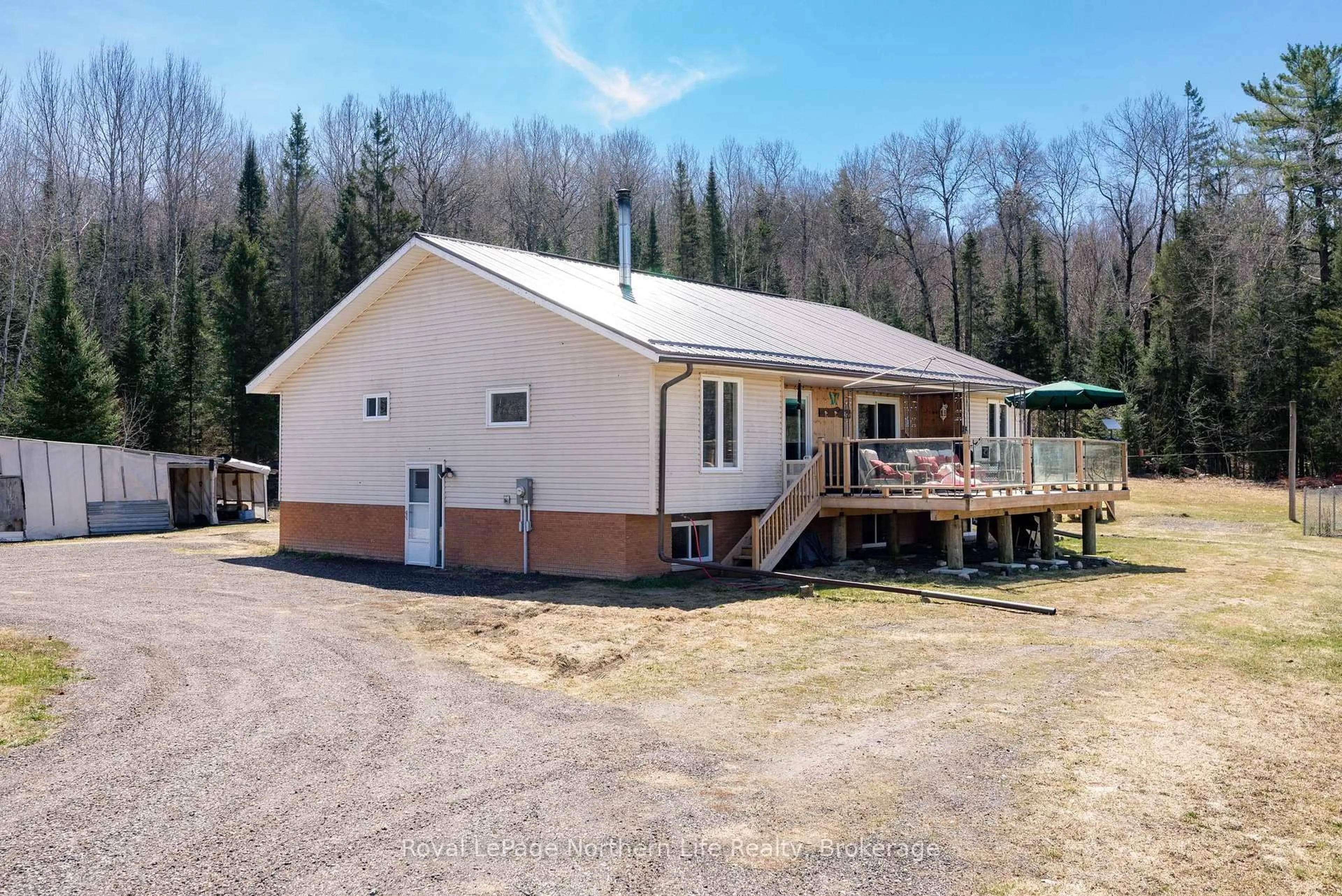 A pic from outside/outdoor area/front of a property/back of a property/a pic from drone, building for 121 Bennett Rd, Parry Sound Remote Area Ontario P0H 1J0