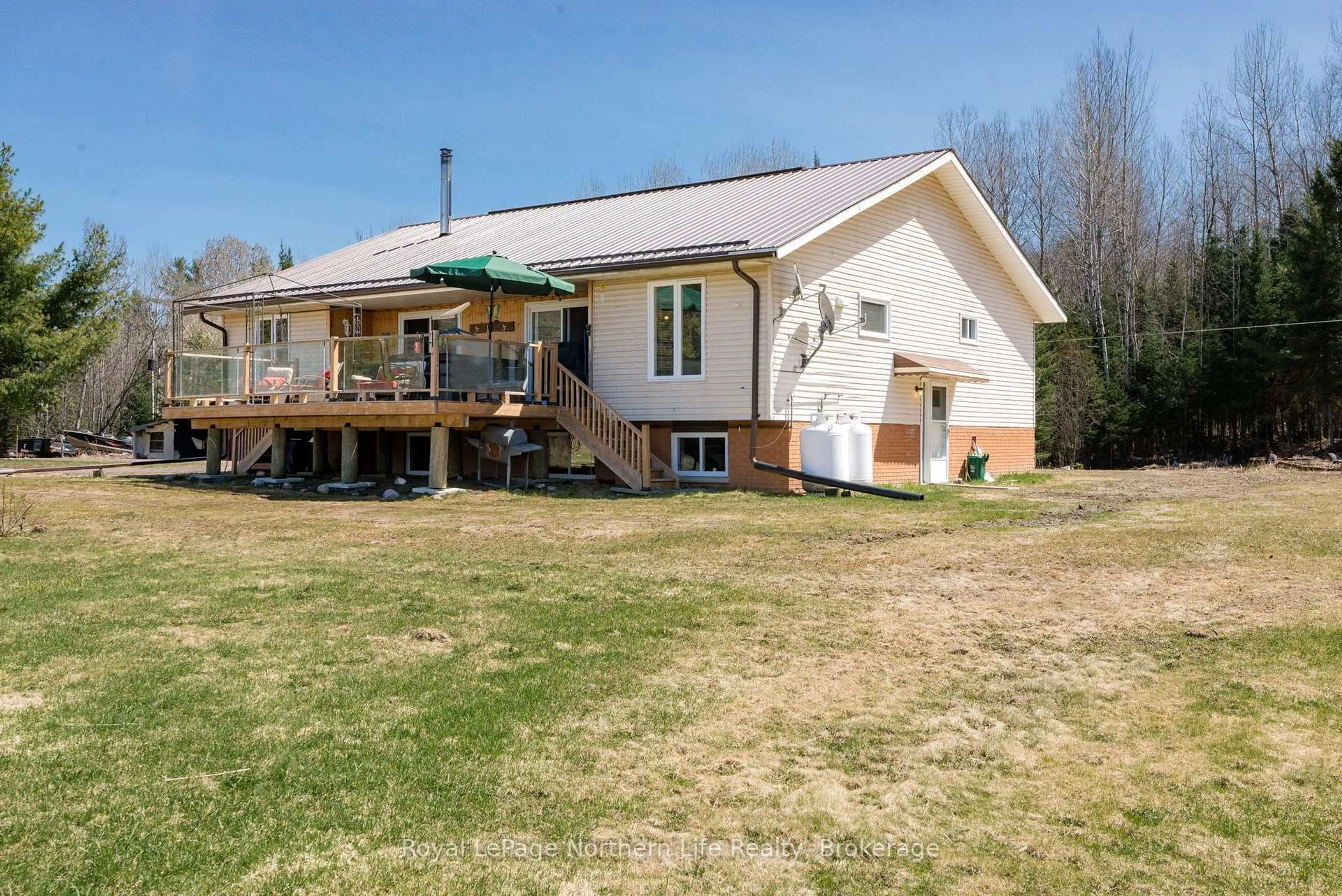 A pic from outside/outdoor area/front of a property/back of a property/a pic from drone, building for 121 Bennett Rd, Parry Sound Remote Area Ontario P0H 1J0