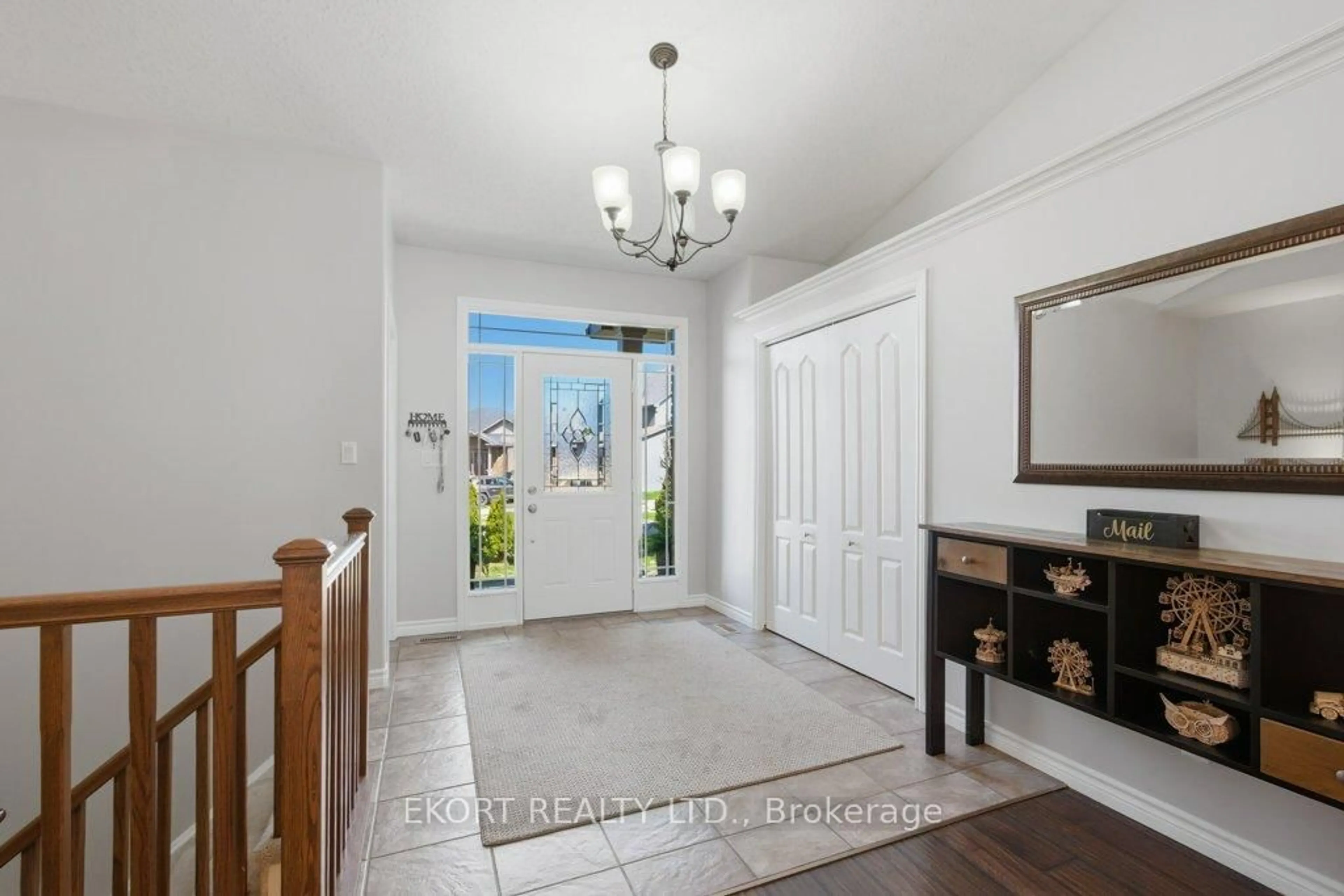 Indoor entryway for 12 HUNTER Pl, Belleville Ontario K8P 0A2