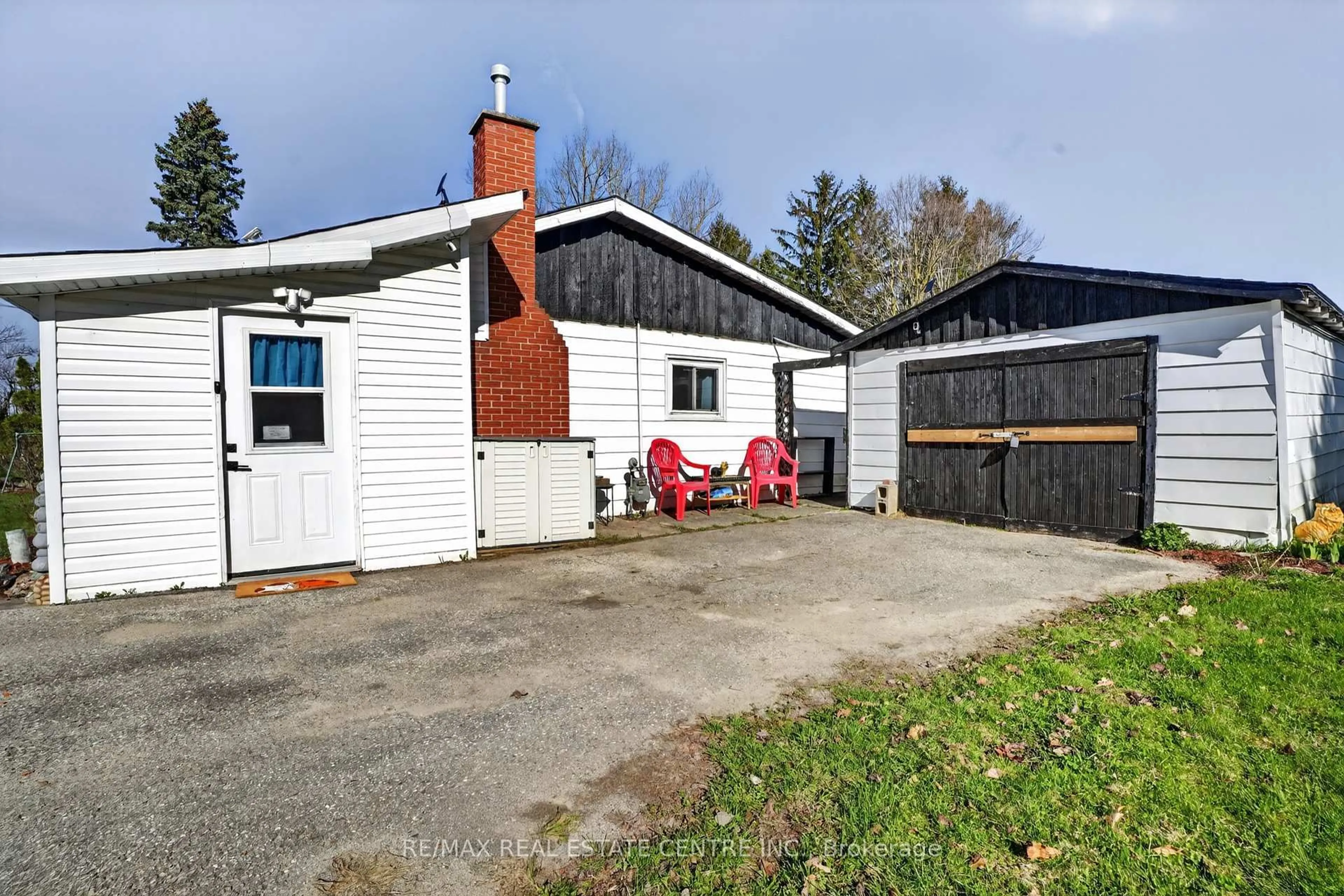 A pic from outside/outdoor area/front of a property/back of a property/a pic from drone, street for 645 Queen St, Wellington North Ontario N0G 2L1