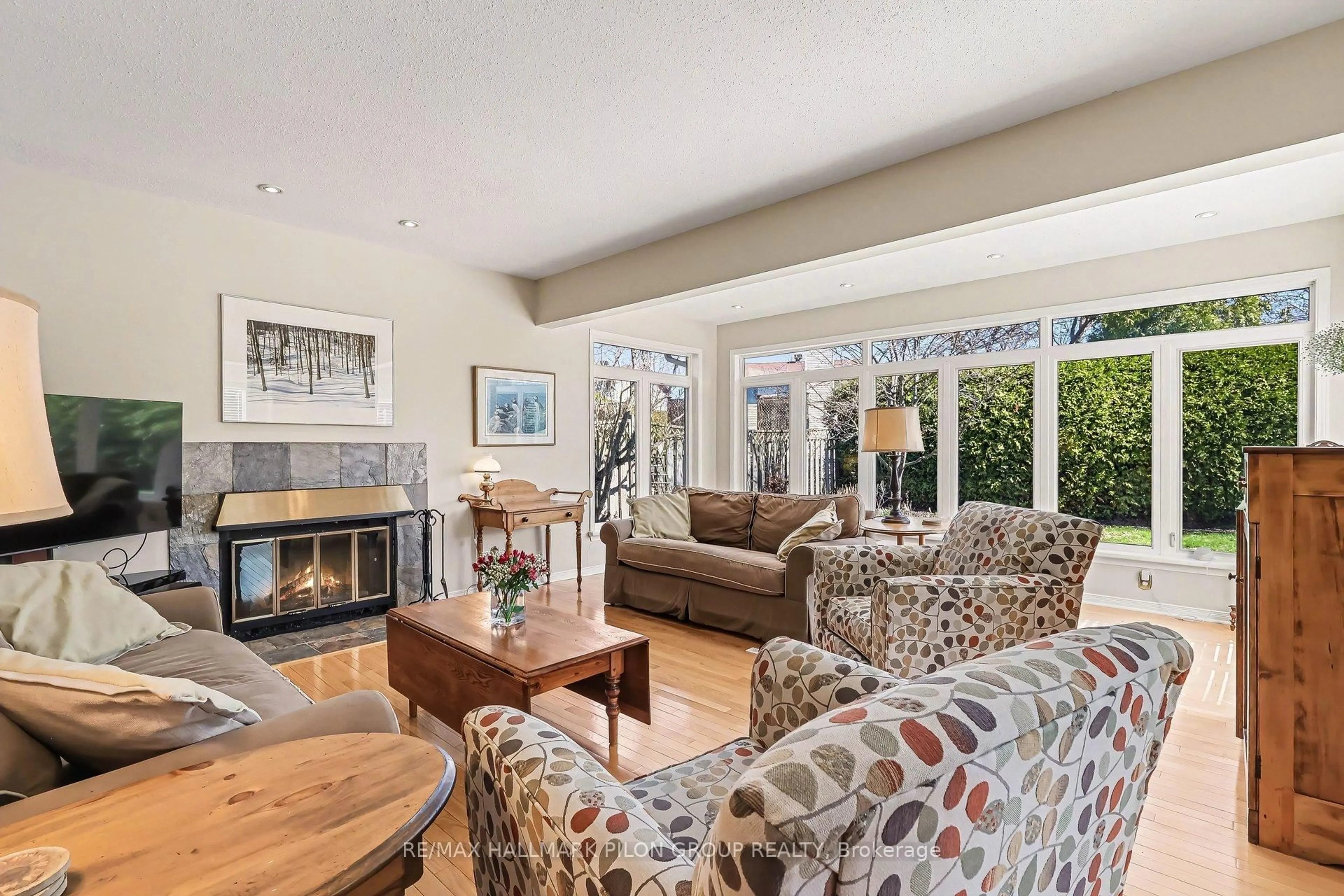 Living room with furniture, unknown for 6321 Beausejour Dr, Orleans Ontario K1C 3J6