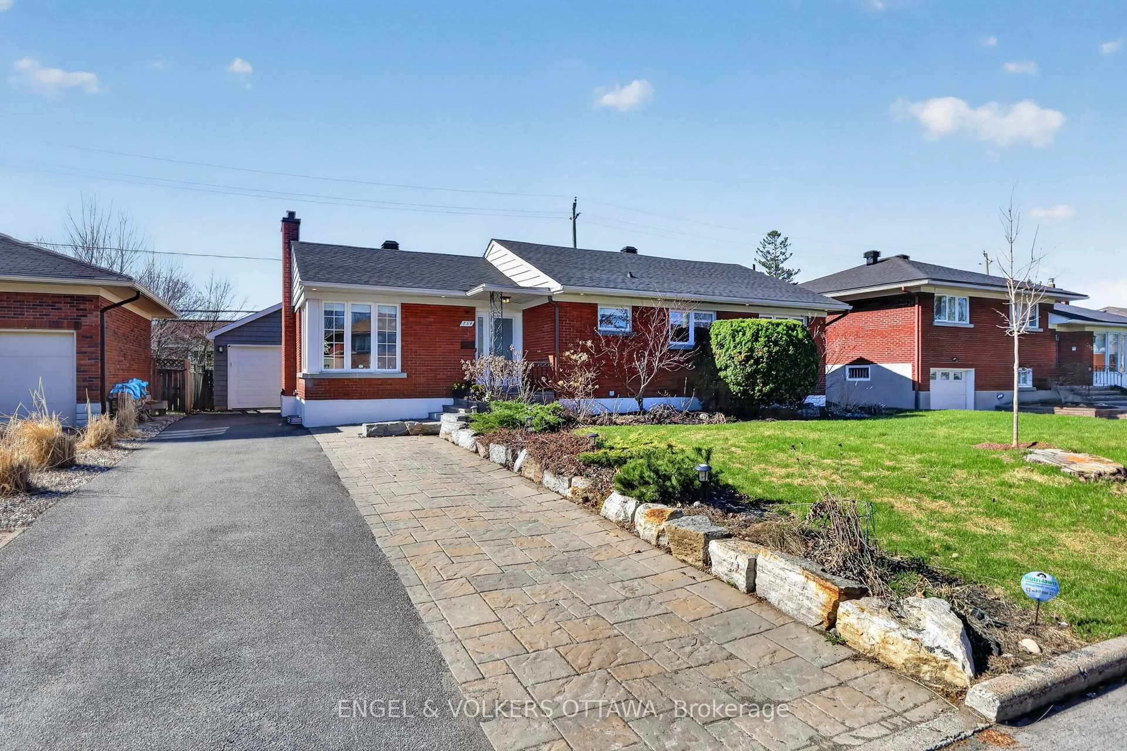 A pic from outside/outdoor area/front of a property/back of a property/a pic from drone, street for 754 Cork St, Ottawa Ontario K1G 1X9