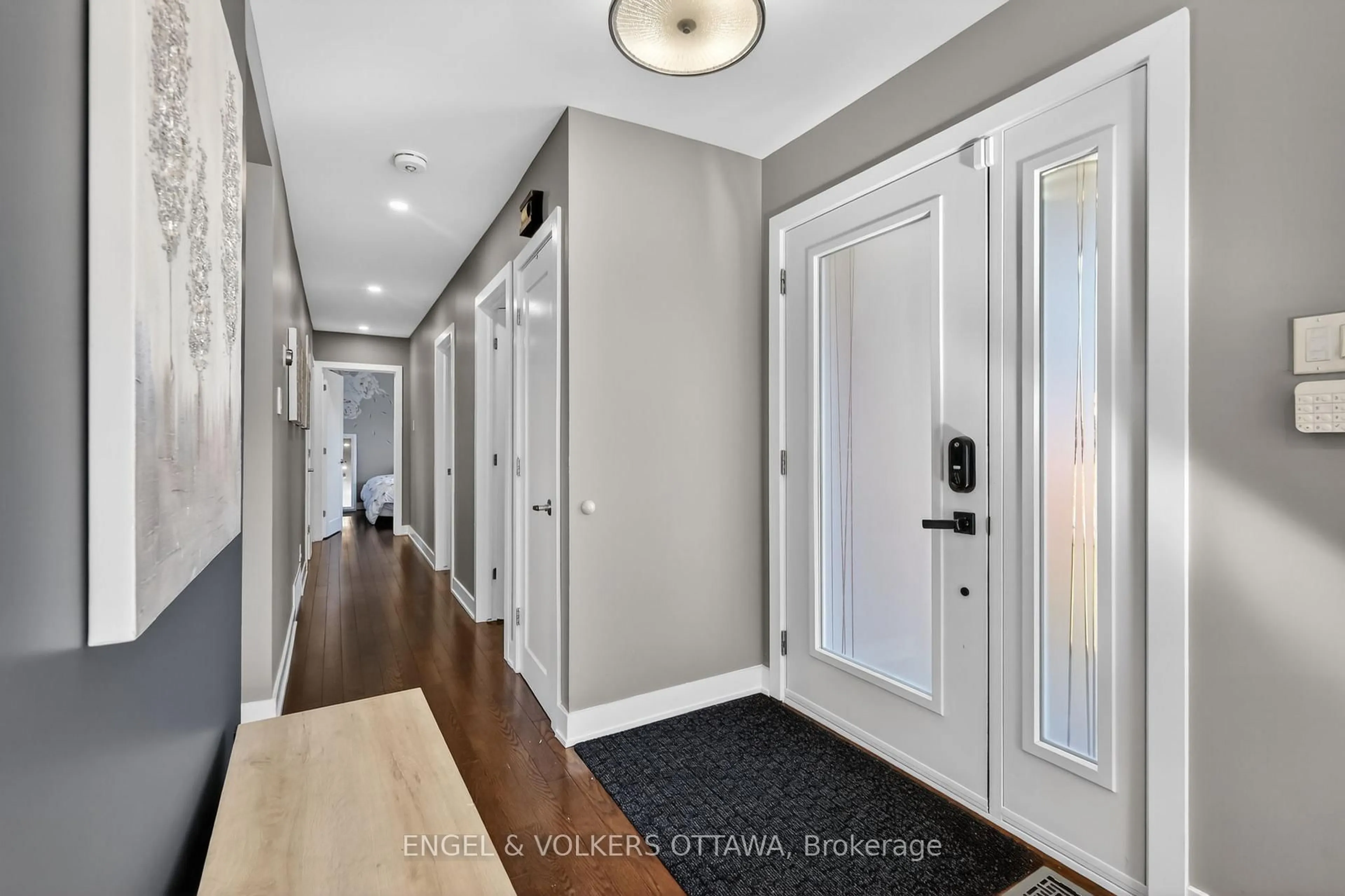 Indoor entryway for 754 Cork St, Ottawa Ontario K1G 1X9