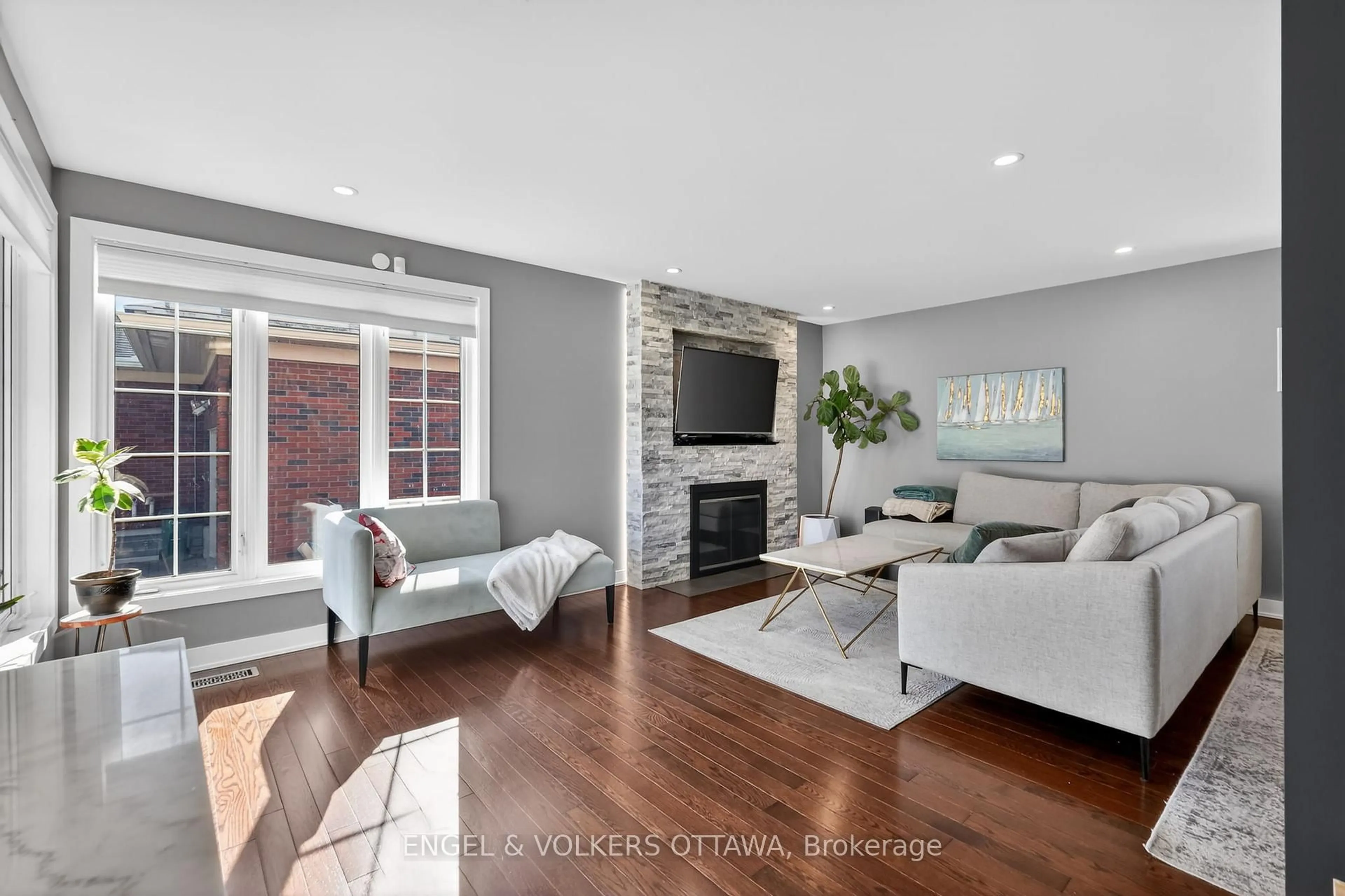 Living room with furniture, unknown for 754 Cork St, Ottawa Ontario K1G 1X9