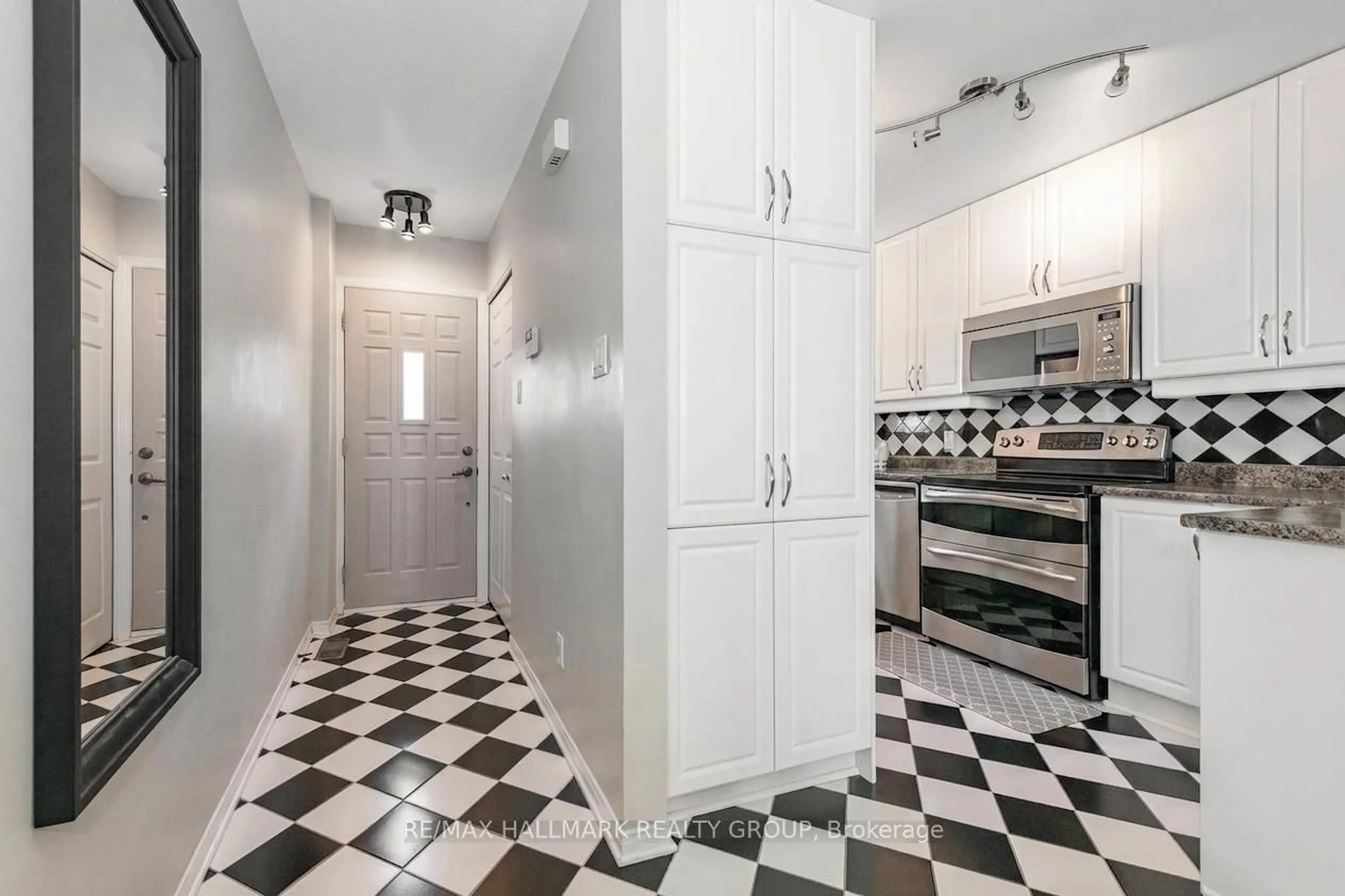Standard kitchen, ceramic/tile floor for 5-395 Bell St, Ottawa Ontario K1S 4K5