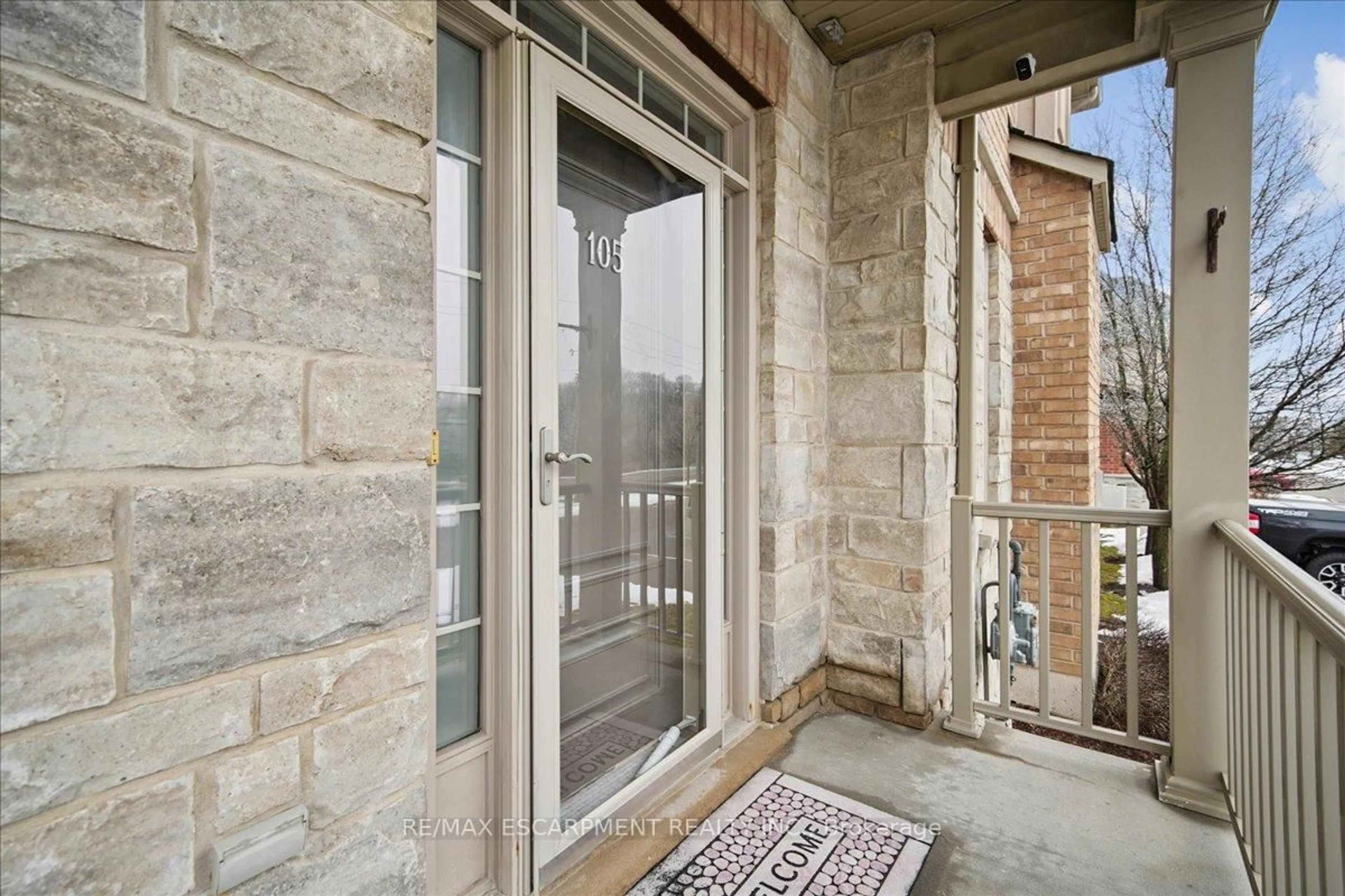 Indoor entryway for 105 Oakhaven Pl, Hamilton Ontario L9K 0B6