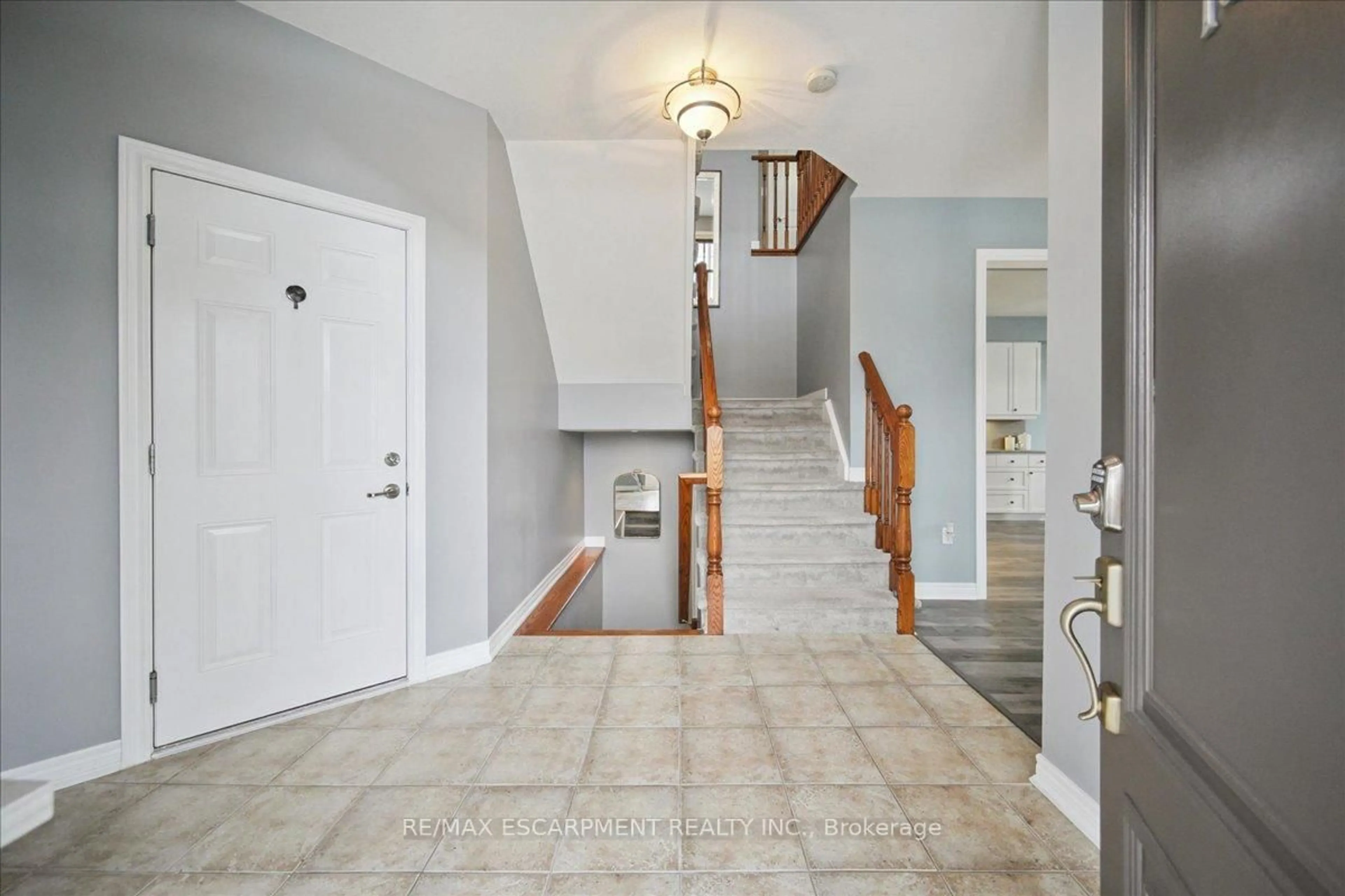 Indoor entryway for 105 Oakhaven Pl, Hamilton Ontario L9K 0B6