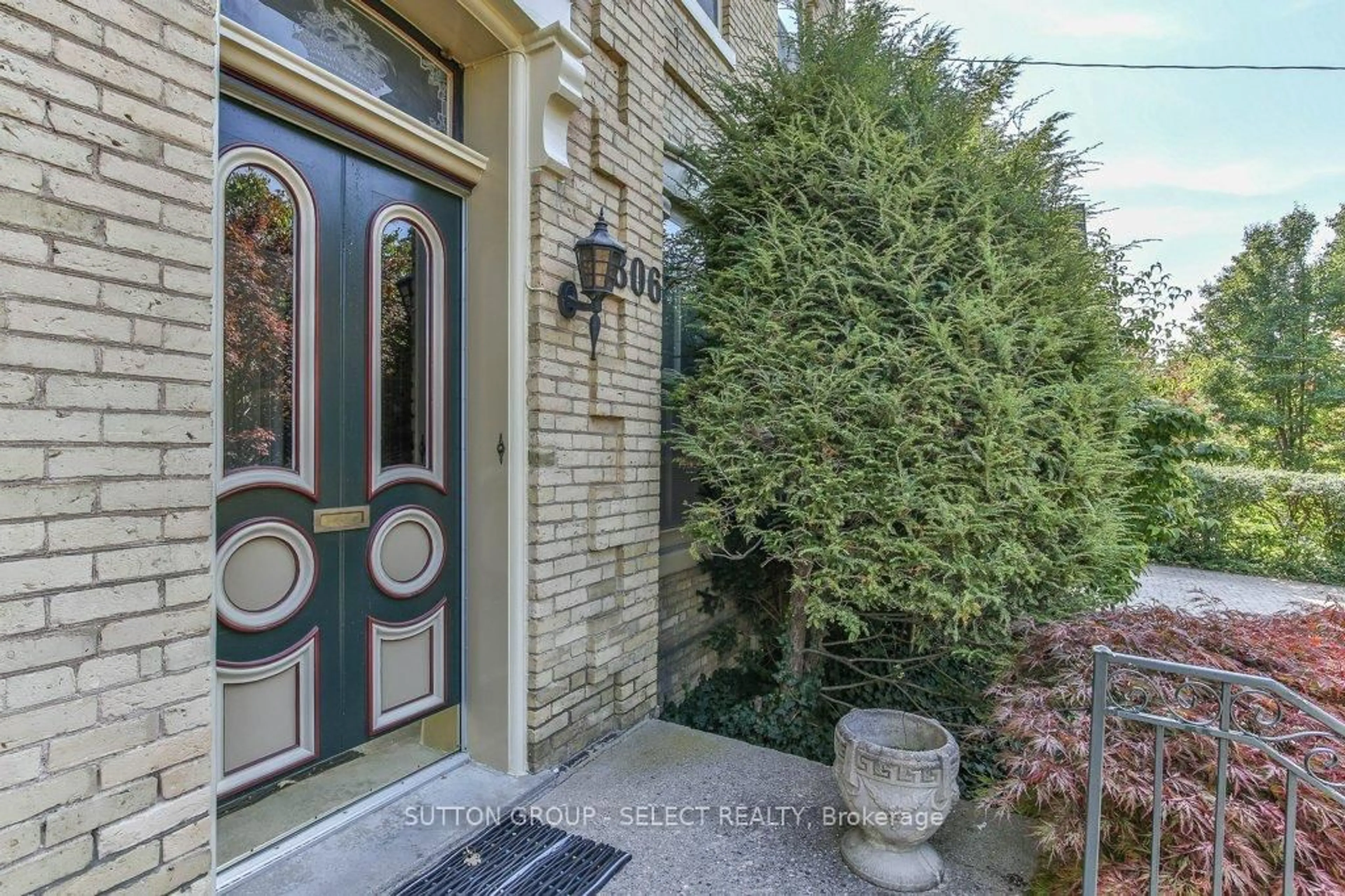 Indoor entryway for 806 Waterloo St, London East Ontario N6A 3W4