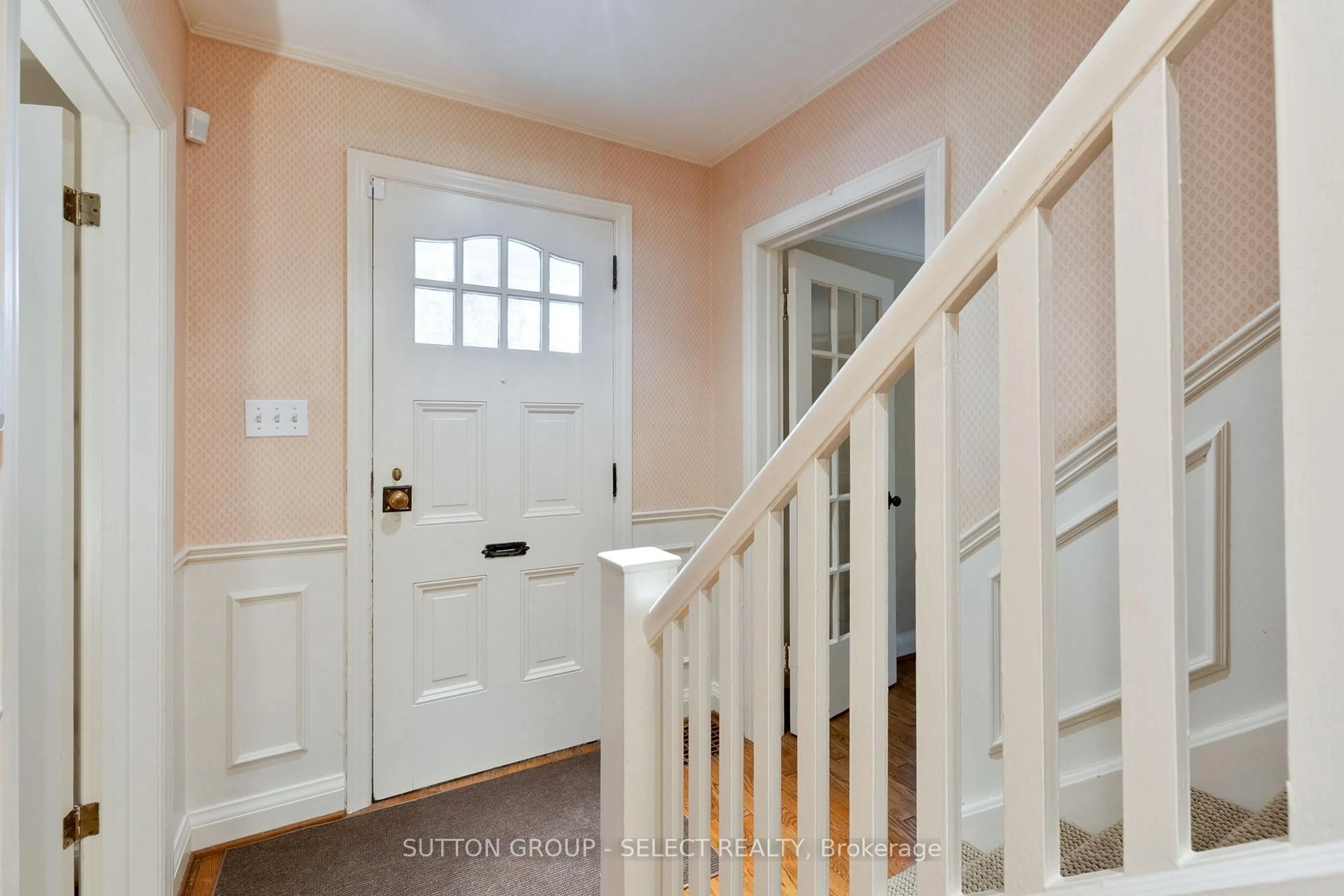 Indoor entryway for 149 Iroquois Ave, London South Ontario N6C 2K9