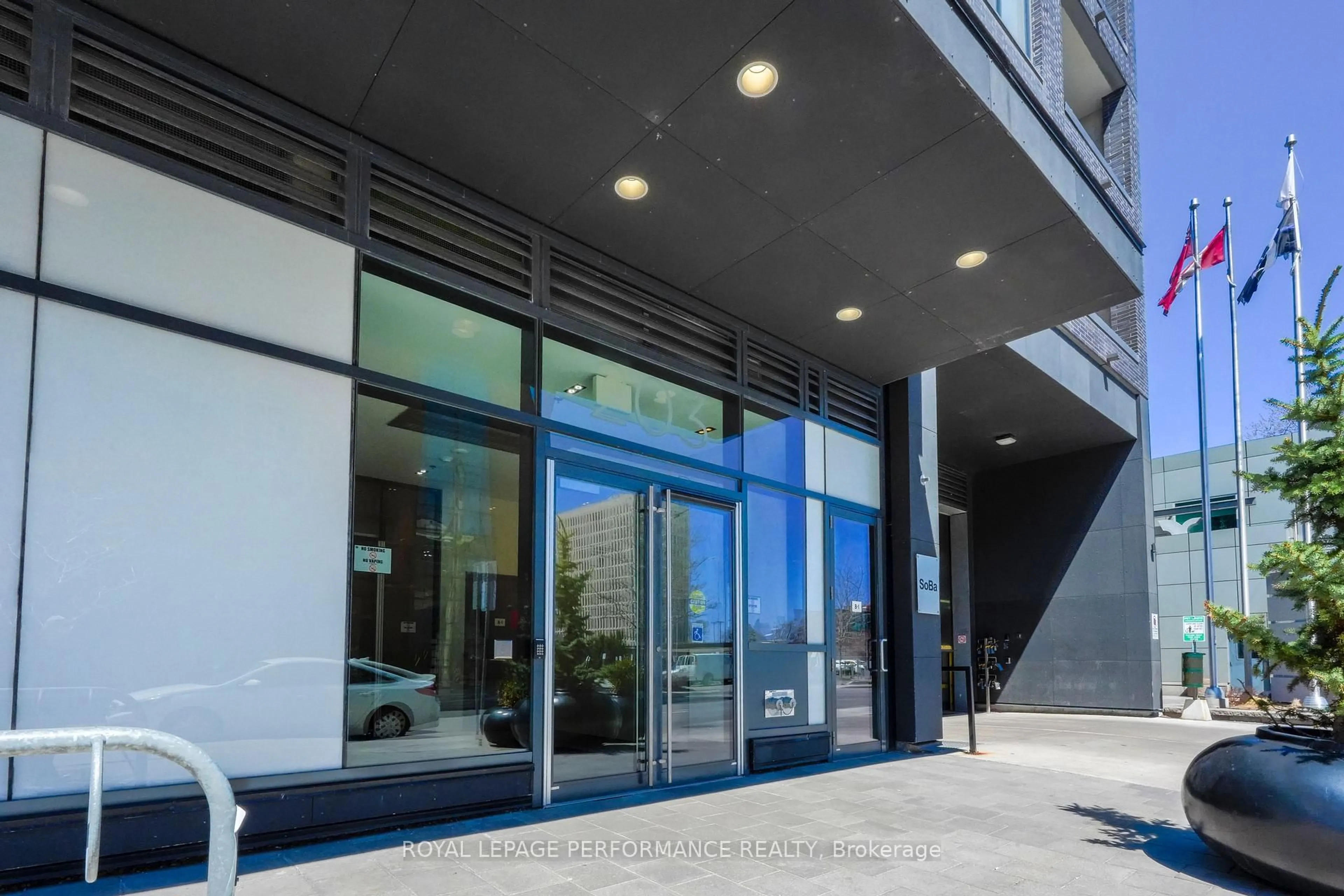 Indoor foyer for 203 Catherine St #1704, Ottawa Ontario K2P 1J5