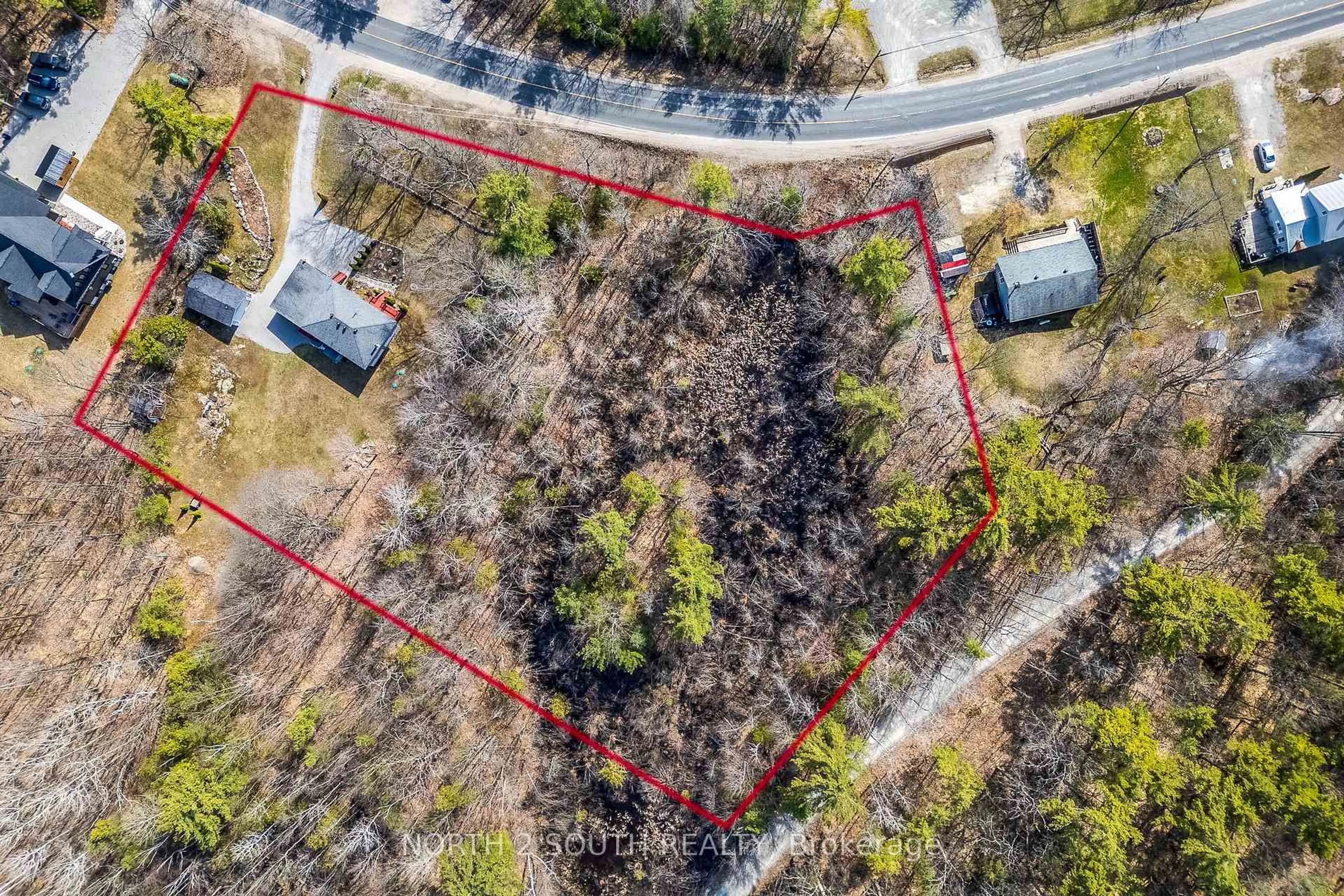 A pic from outside/outdoor area/front of a property/back of a property/a pic from drone, street for 2390 Honey Harbour Rd, Georgian Bay Ontario P0E 1E0