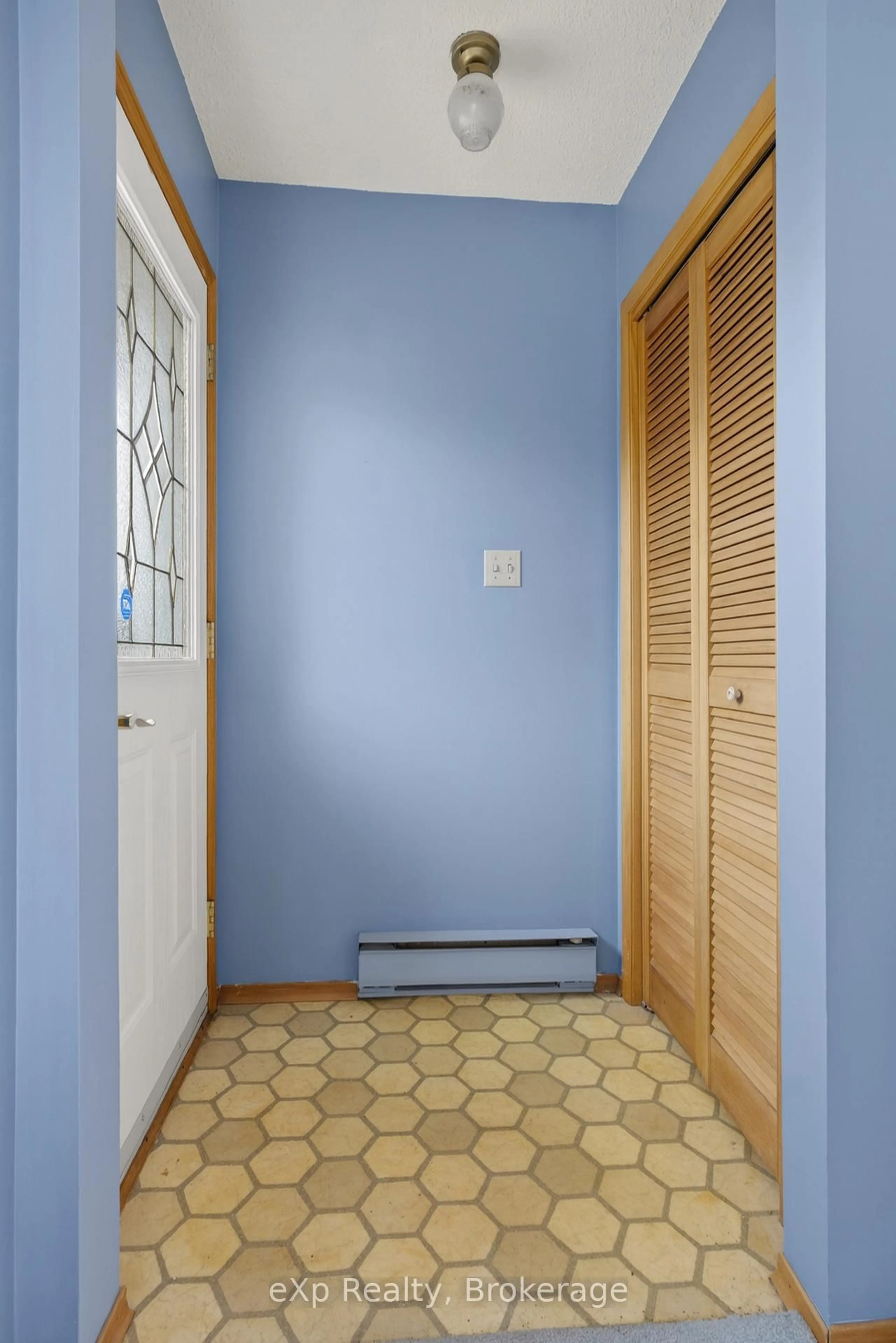 Indoor entryway for 16 Aubrey St, Greater Sudbury Ontario P0M 1M0