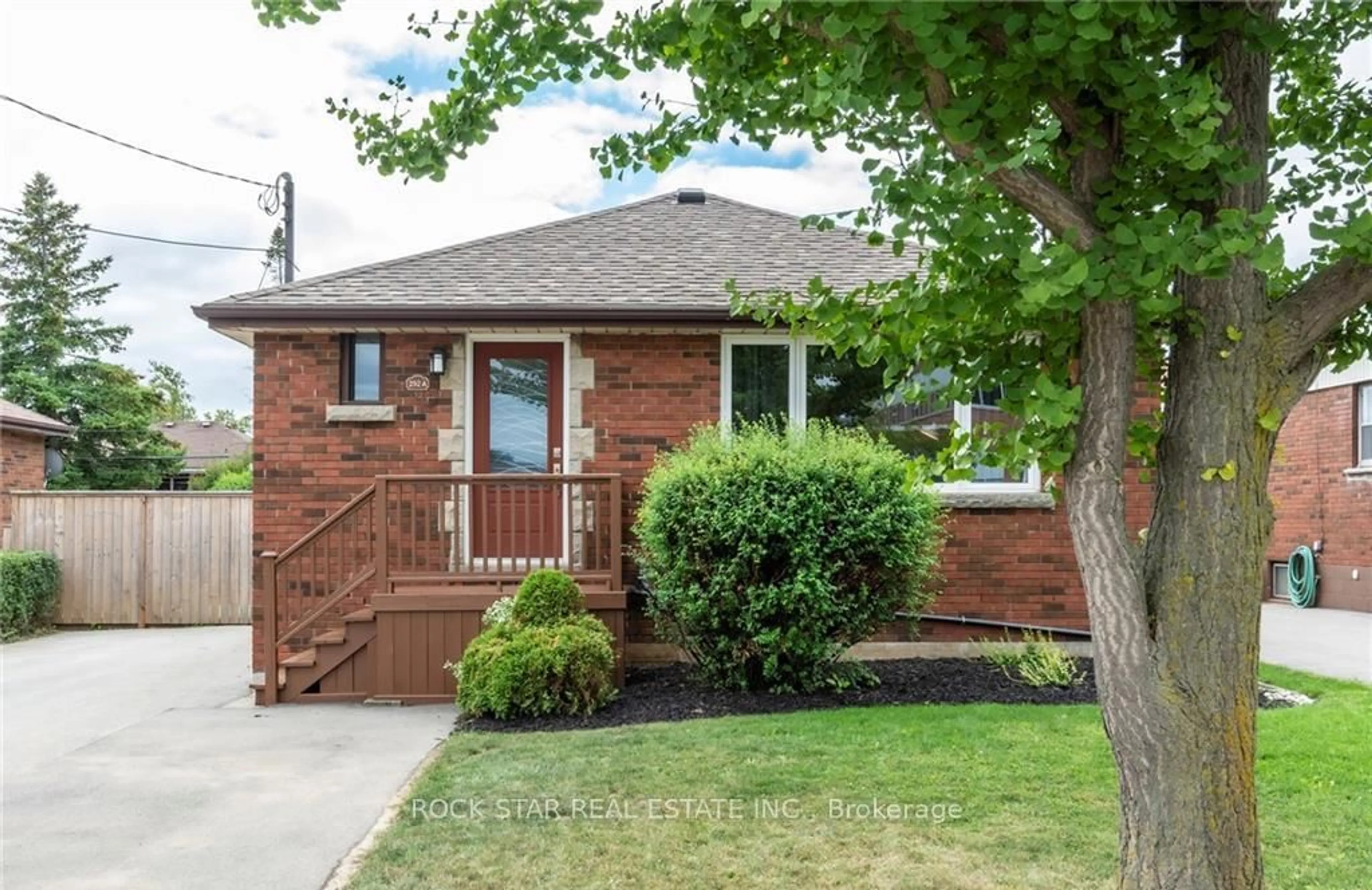 Home with brick exterior material, street for 292 South Bend Rd, Hamilton Ontario L9A 2C5