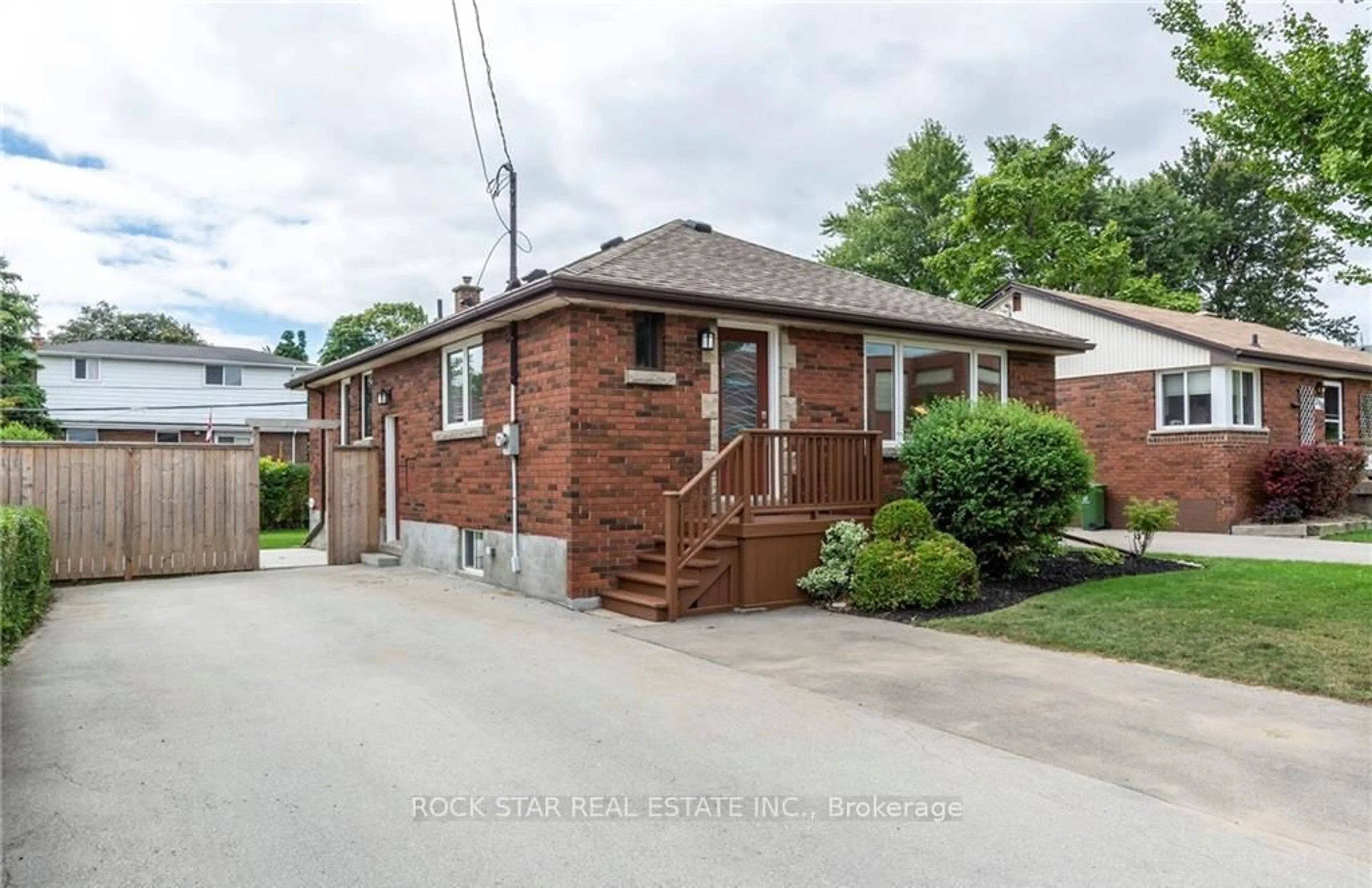 Home with brick exterior material, street for 292 South Bend Rd, Hamilton Ontario L9A 2C5