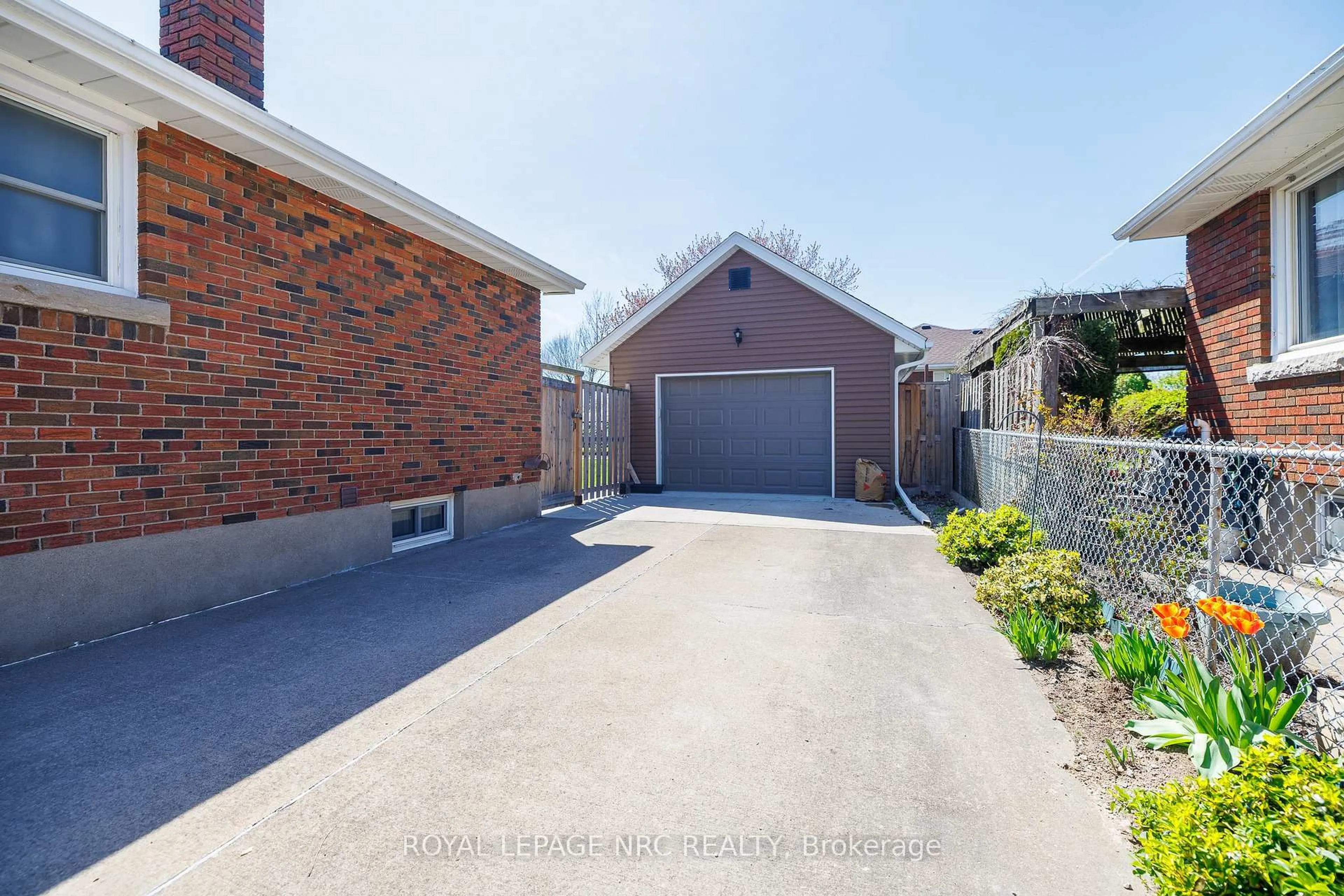 A pic from outside/outdoor area/front of a property/back of a property/a pic from drone, street for 73 Queen St, Thorold Ontario L2V 3N6