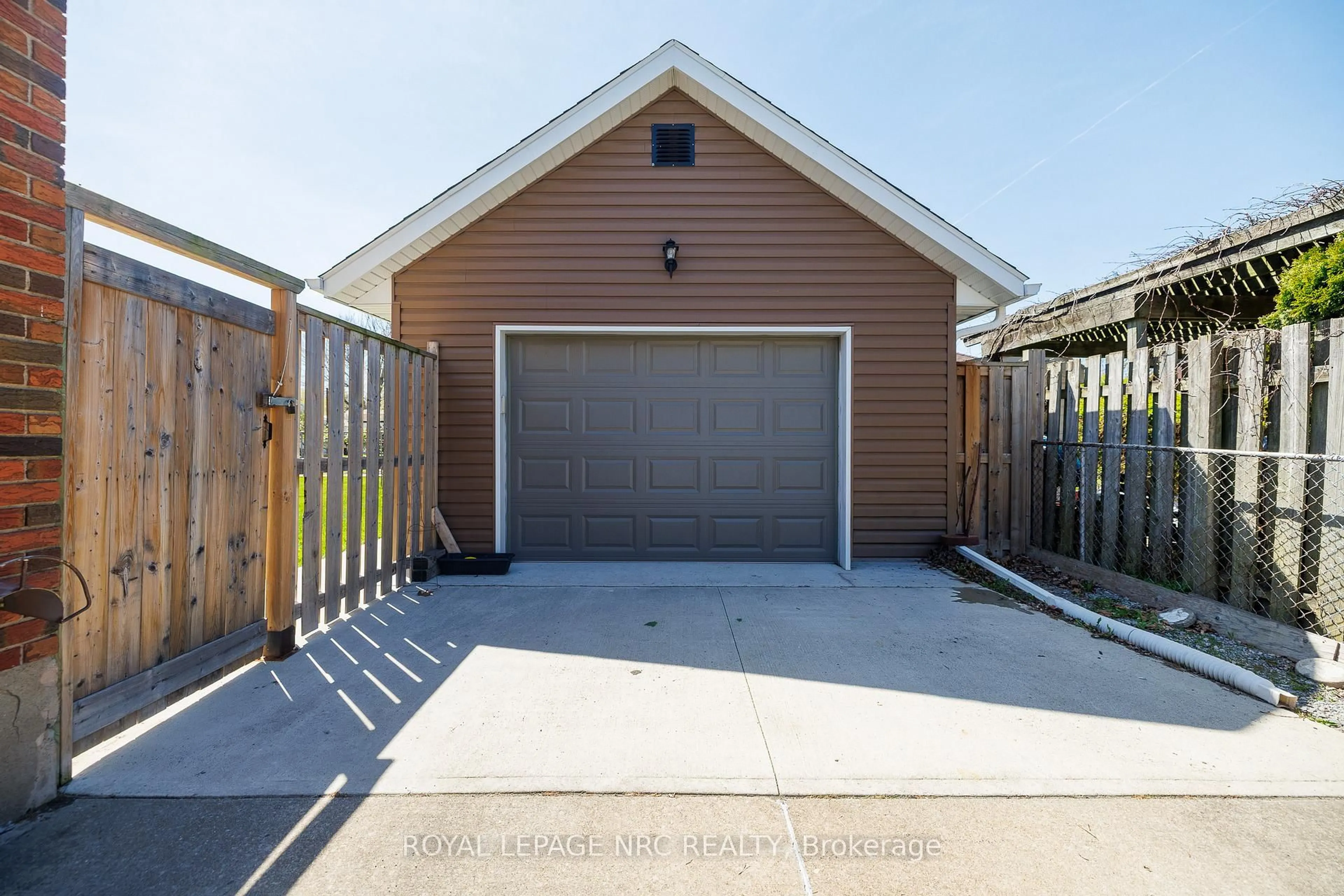 Indoor garage for 73 Queen St, Thorold Ontario L2V 3N6