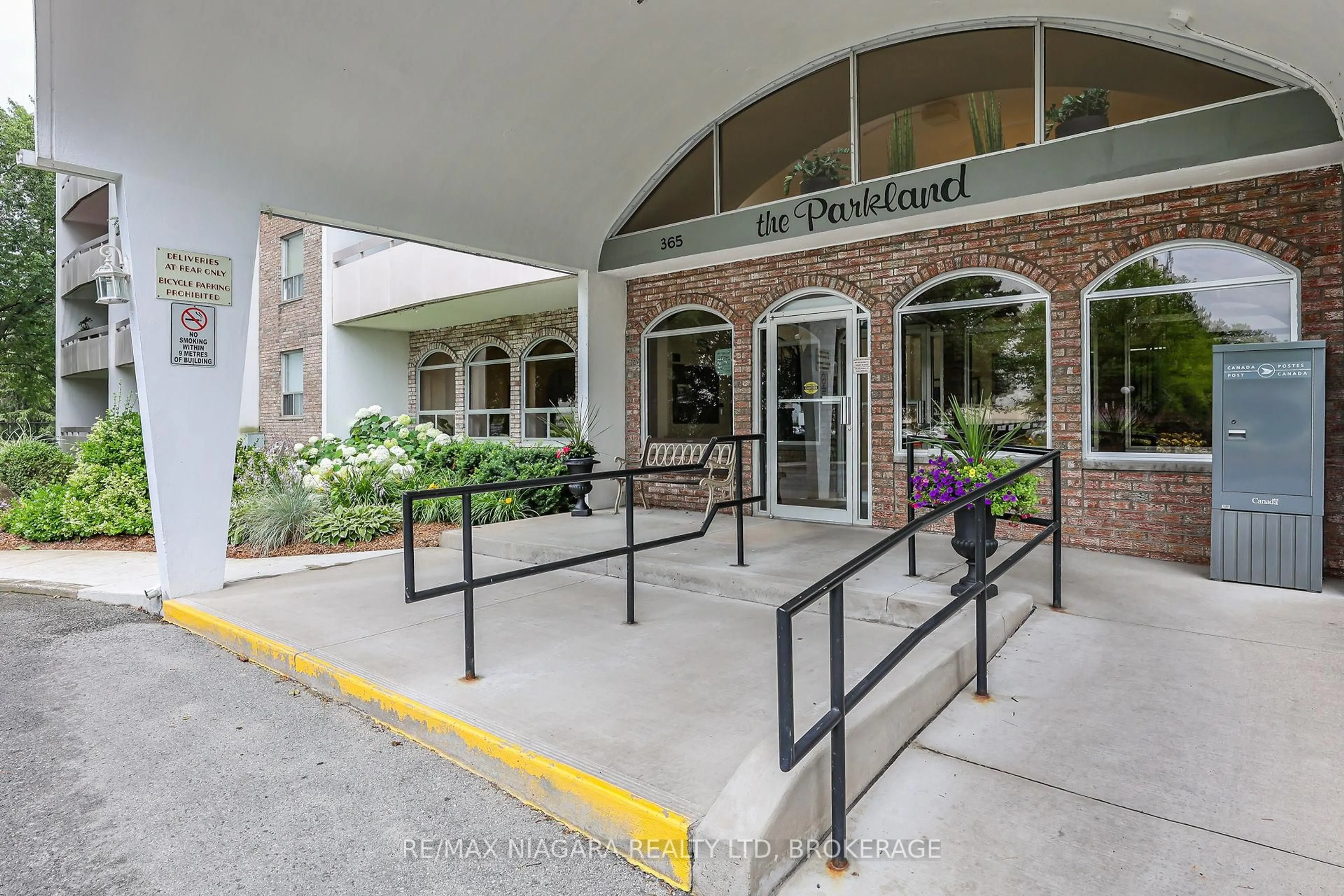 Indoor foyer for 365 Geneva St #1003, St. Catharines Ontario L2N 5S7