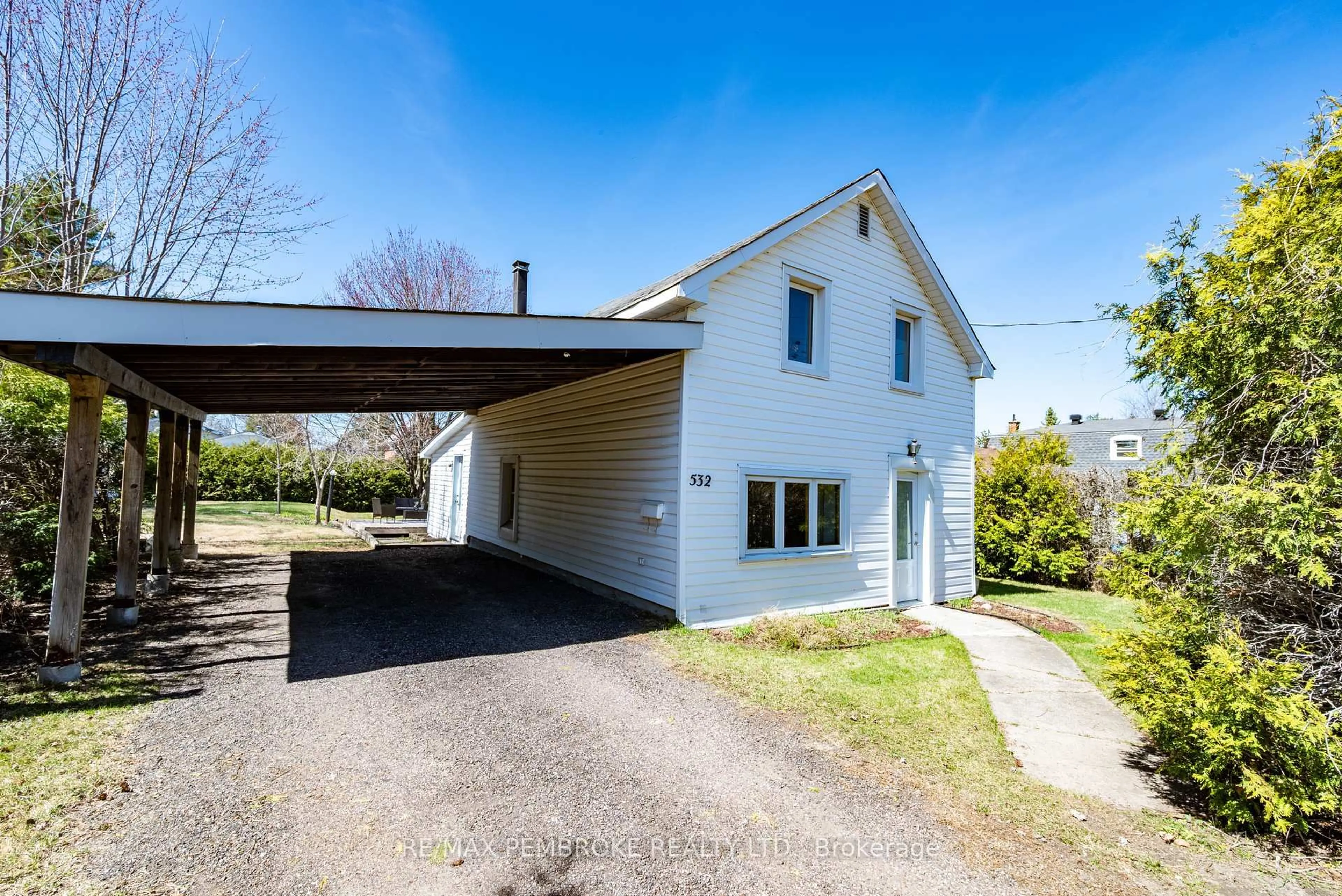 A pic from outside/outdoor area/front of a property/back of a property/a pic from drone, street for 532 Almira St, Pembroke Ontario K8A 3Z9