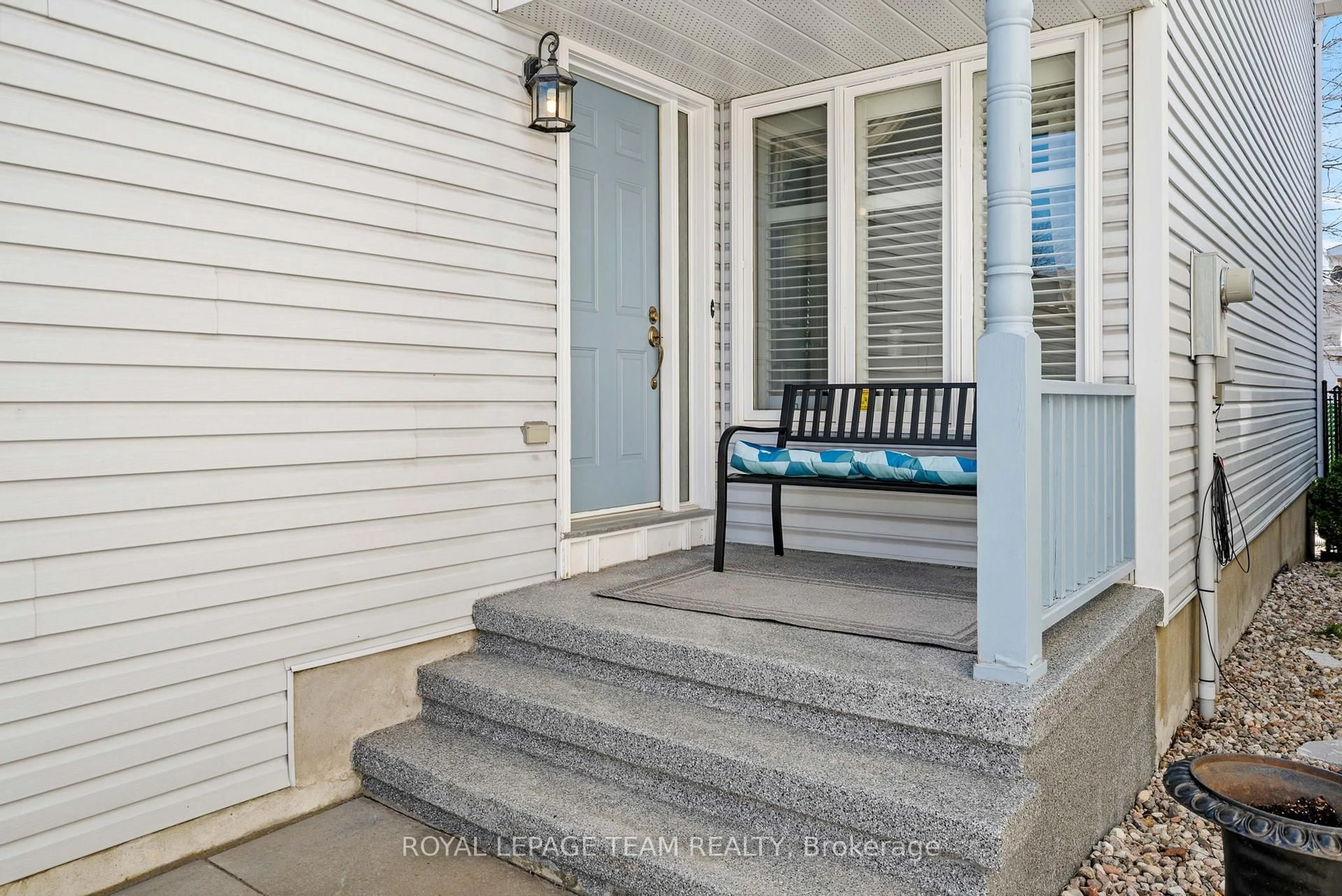 Indoor entryway for 6526 Tooney Dr, Ottawa Ontario K1C 7G9