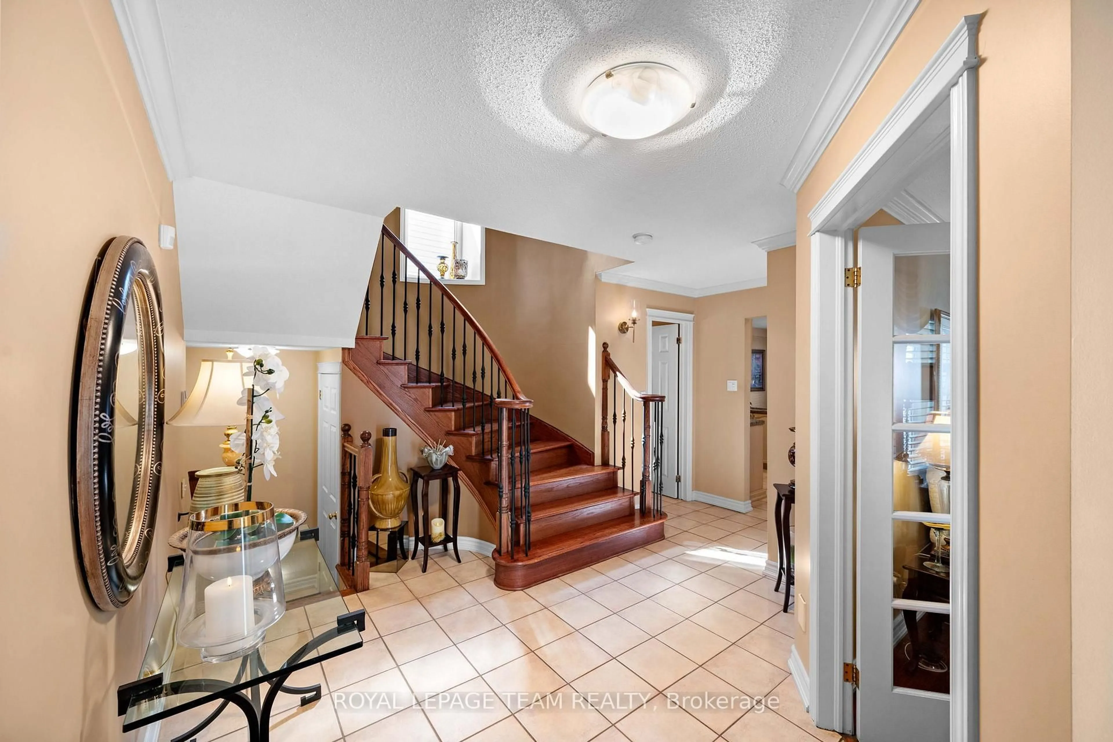 Indoor foyer for 6526 Tooney Dr, Ottawa Ontario K1C 7G9