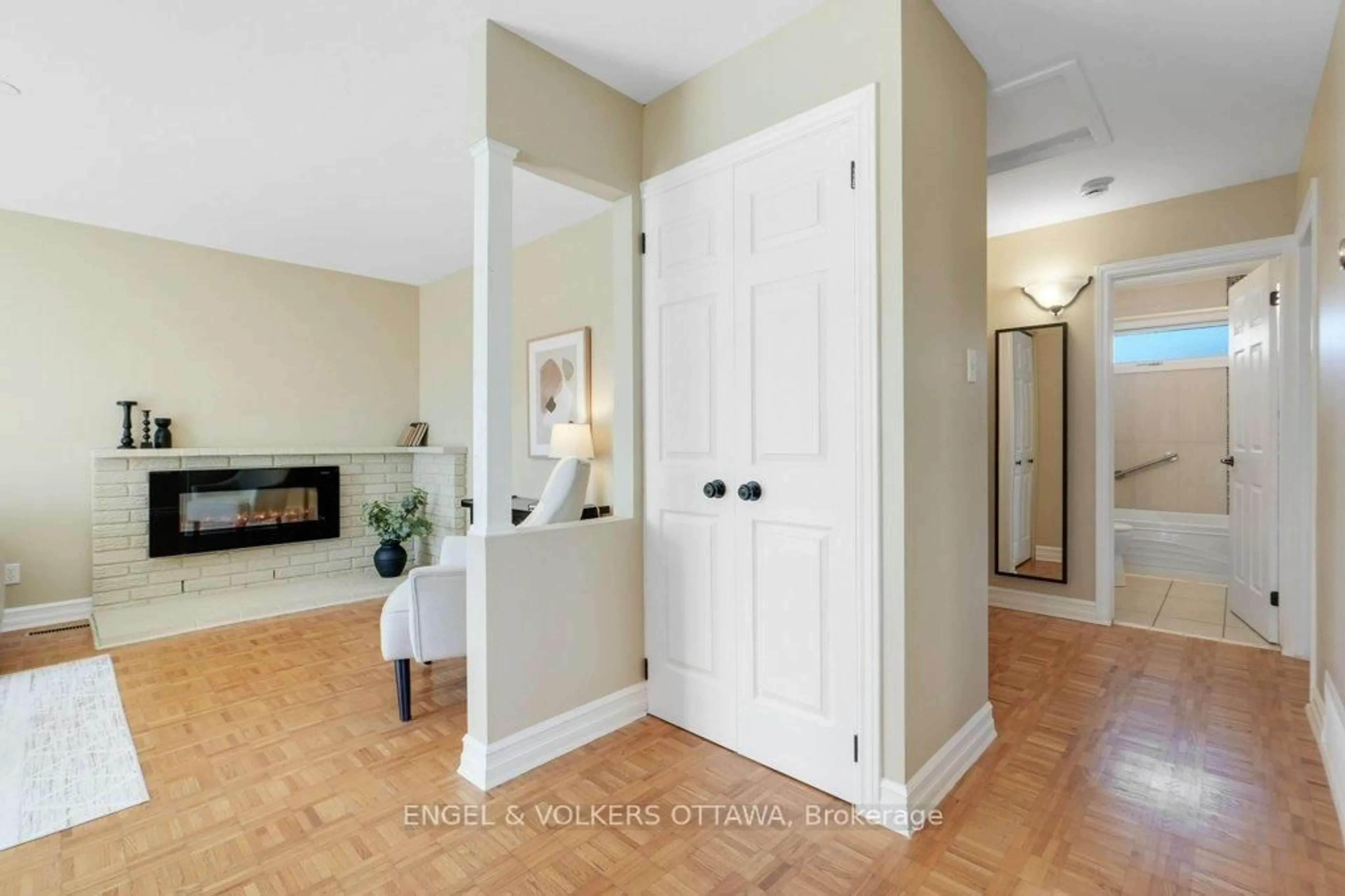 Indoor entryway for 3354 Chilliwack Way, Ottawa Ontario K1T 1P5
