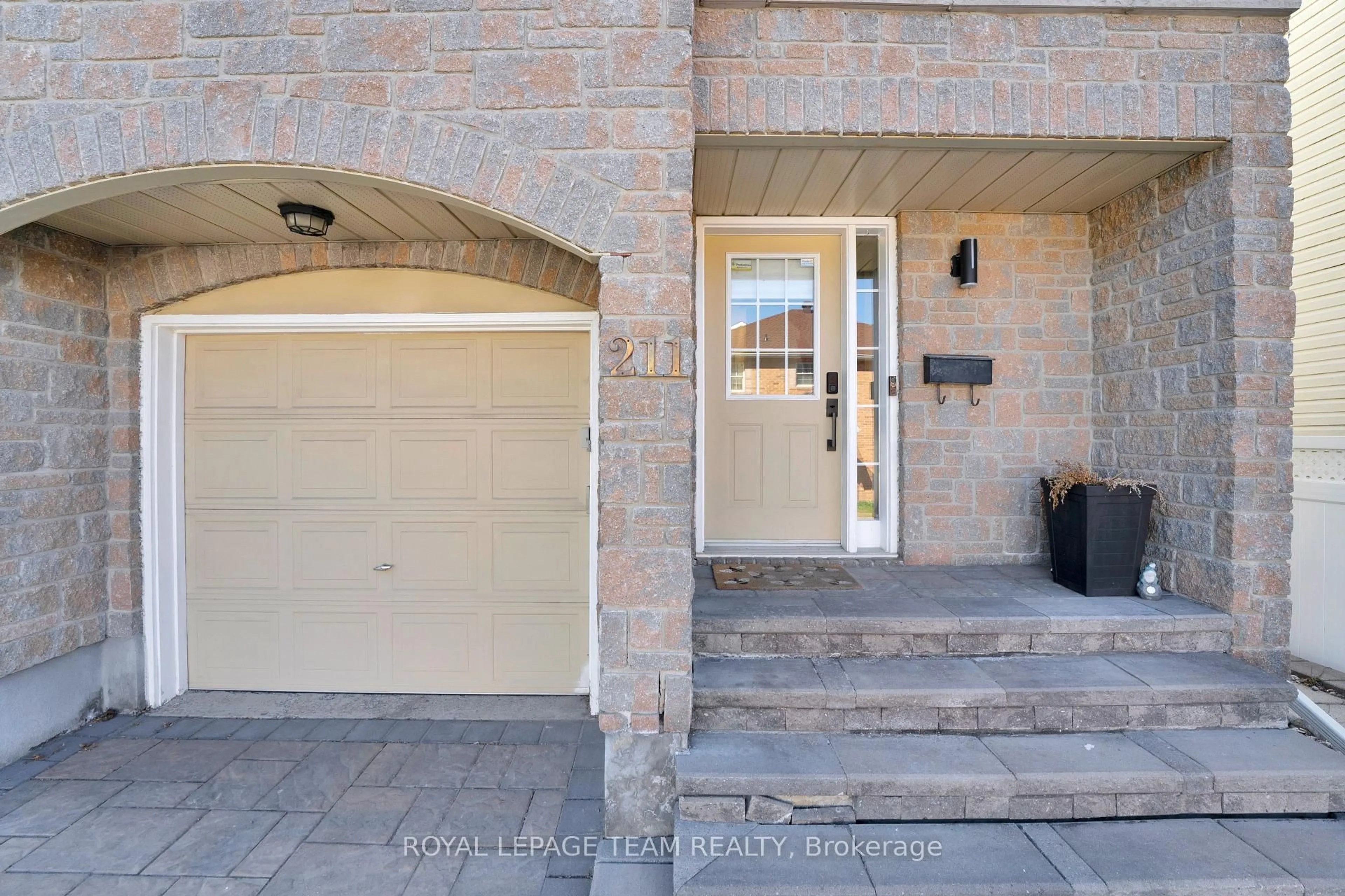 Indoor entryway for 211 Westvalley Private, Ottawa Ontario K1V 2B3
