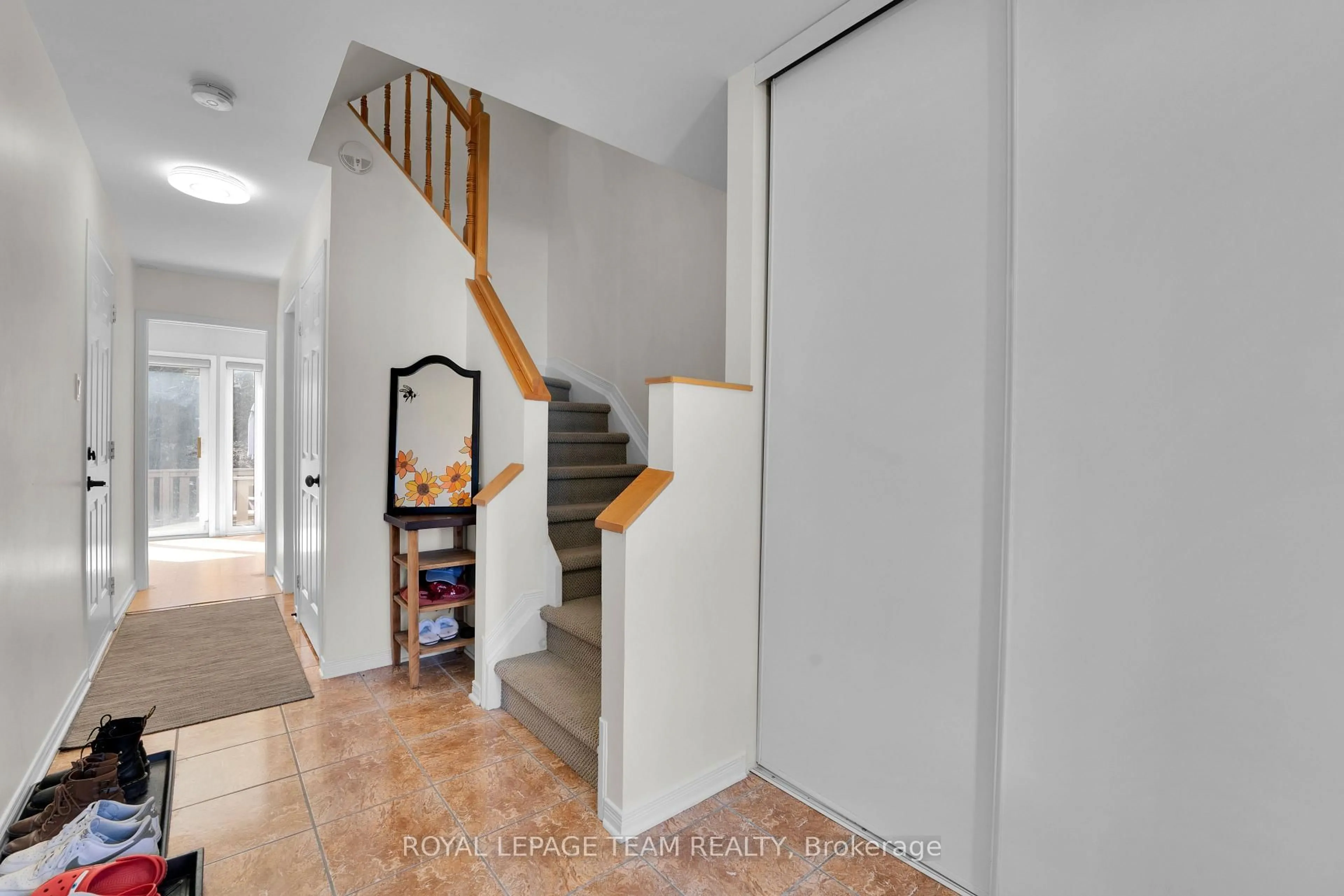 Indoor entryway for 211 Westvalley Private, Ottawa Ontario K1V 2B3