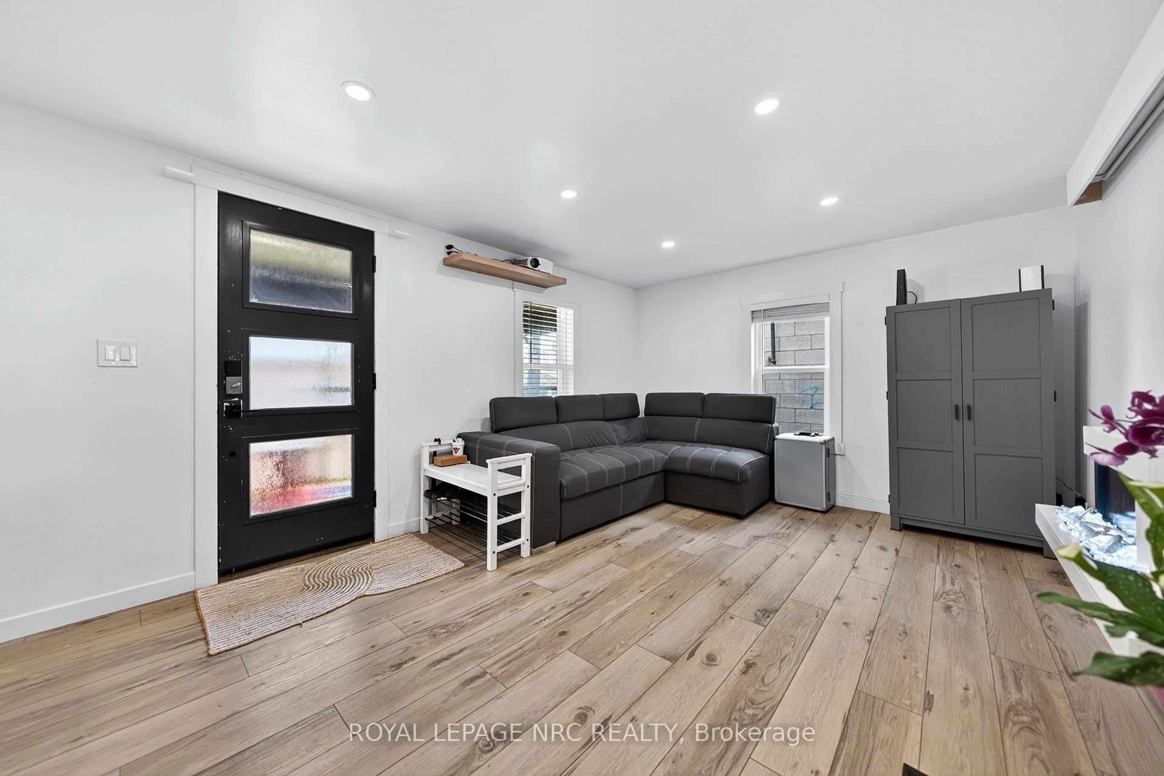 Living room with furniture, wood/laminate floor for 56 Decew St, Port Colborne Ontario L3K 1C1