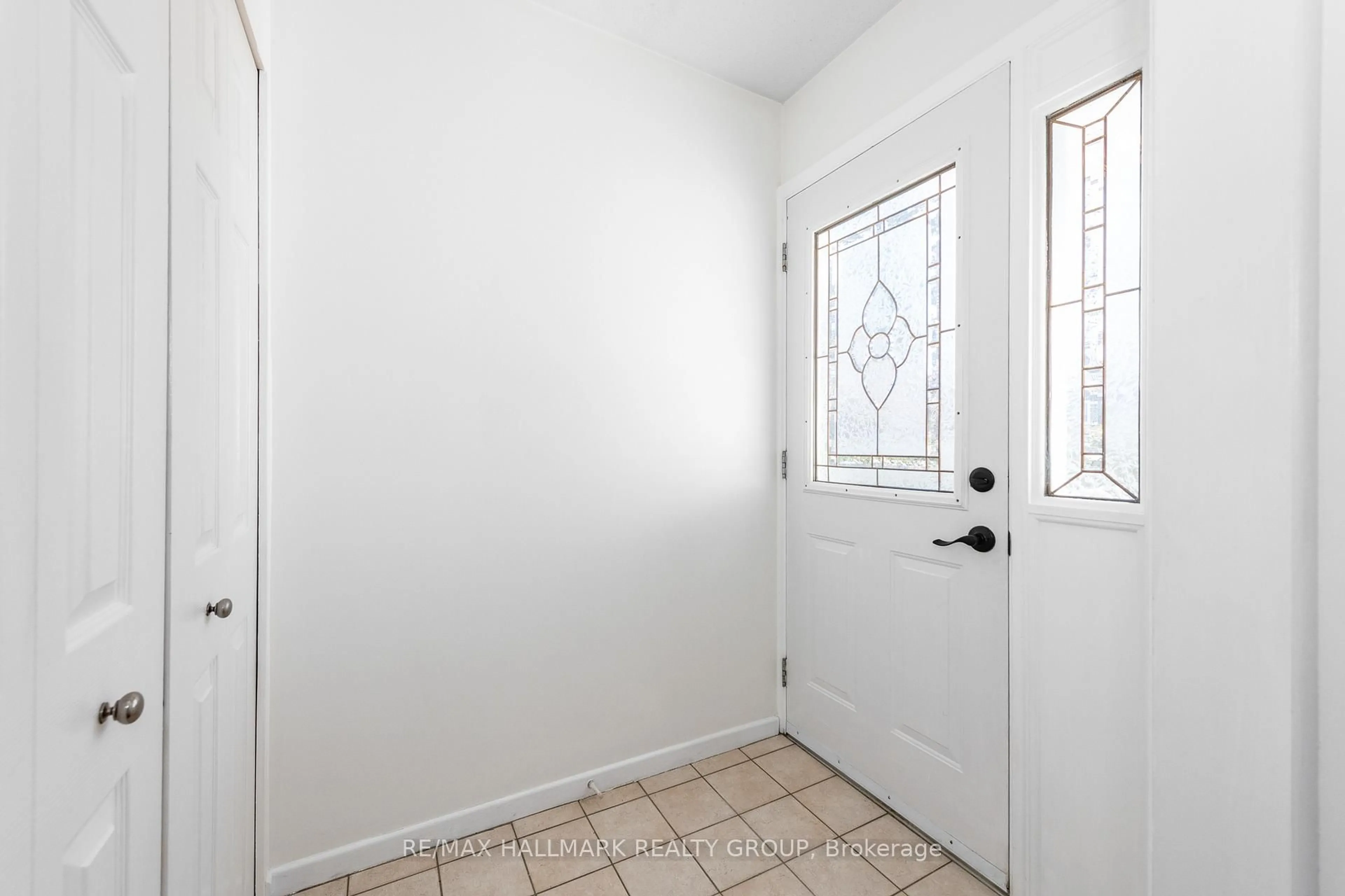 Indoor entryway for 20 Mulvagh Ave, Ottawa Ontario K2E 6M6
