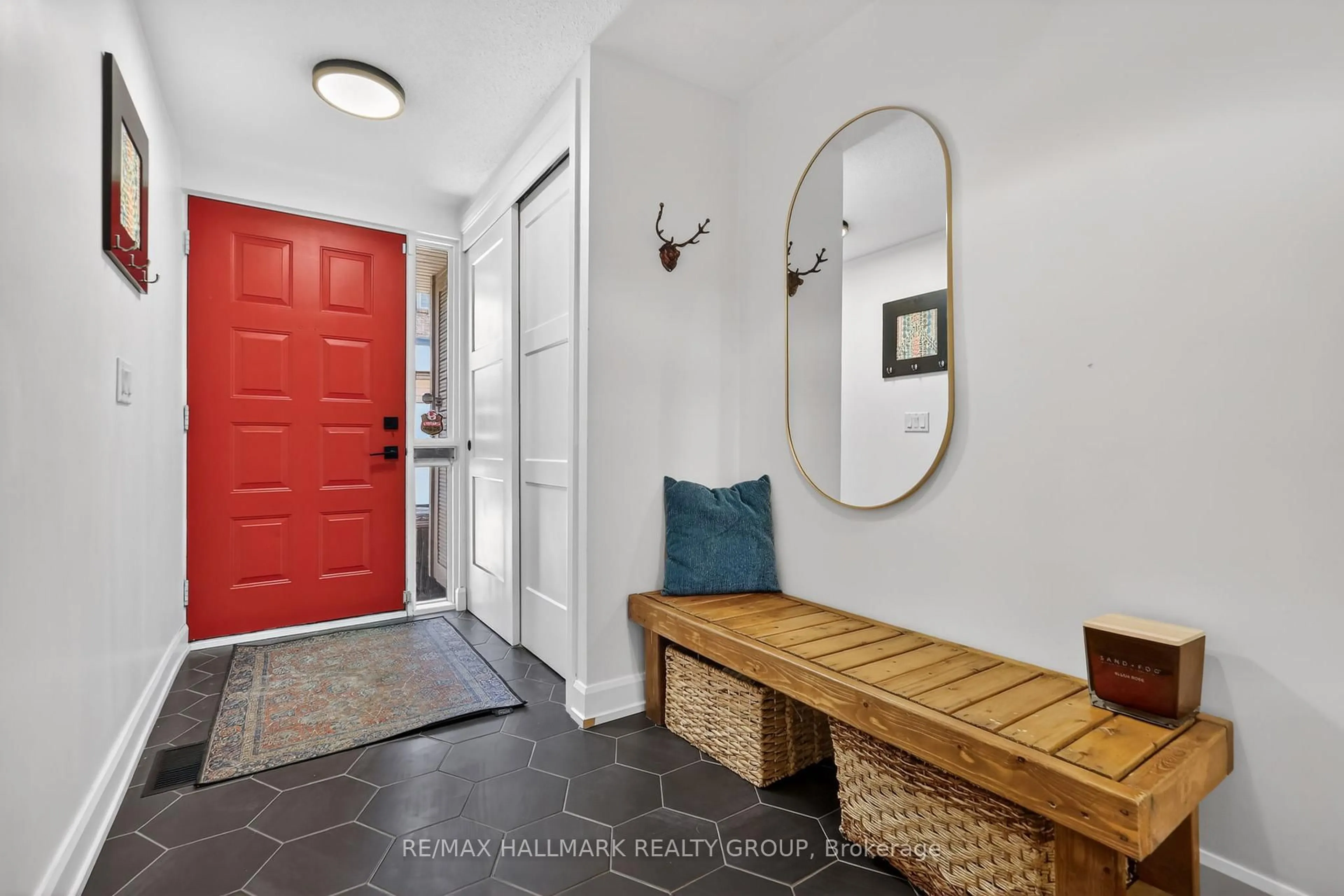 Indoor entryway for 251 Bruyere St #12, Ottawa Ontario K1N 5E5