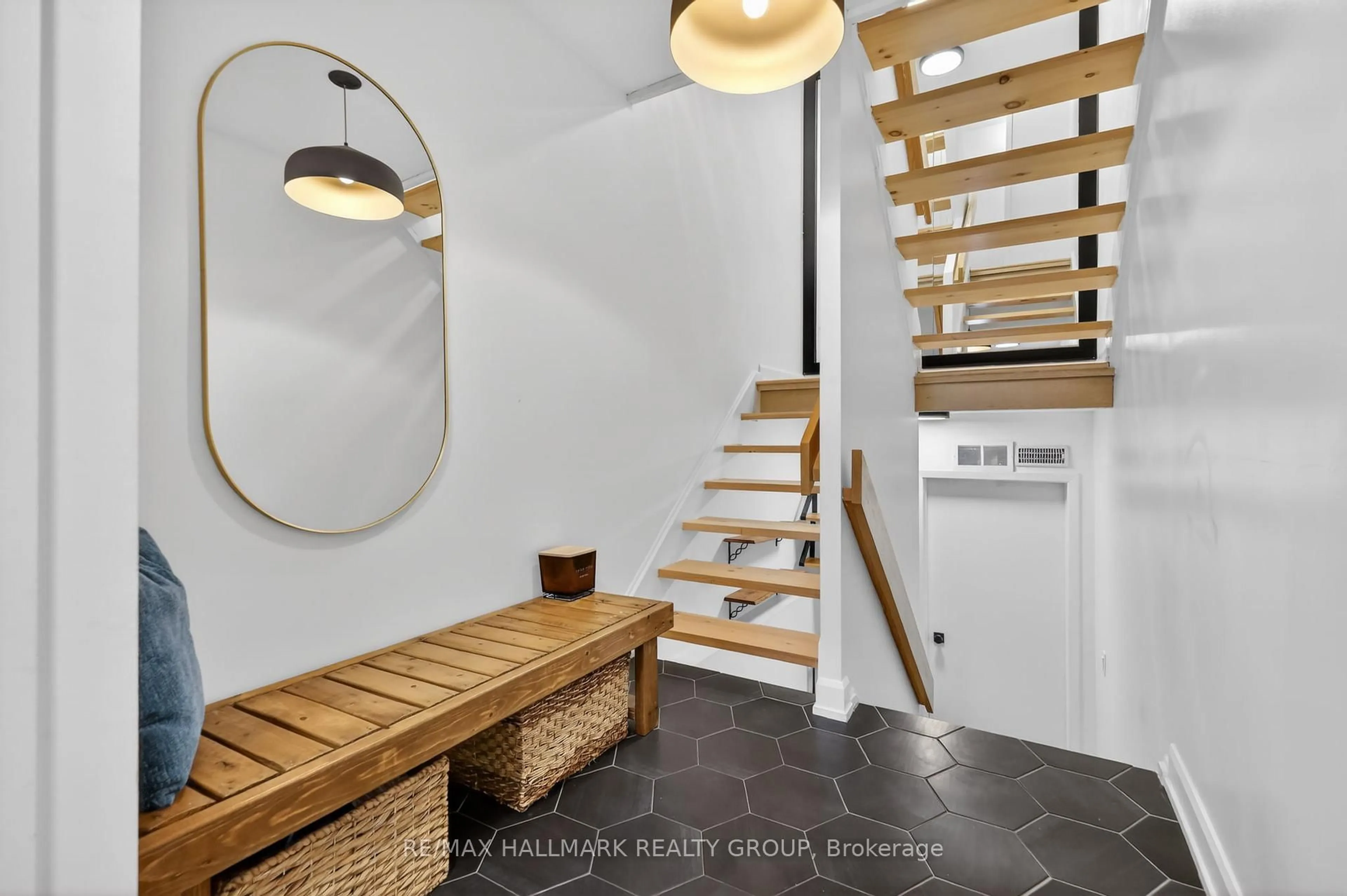 Indoor entryway for 251 Bruyere St #12, Ottawa Ontario K1N 5E5