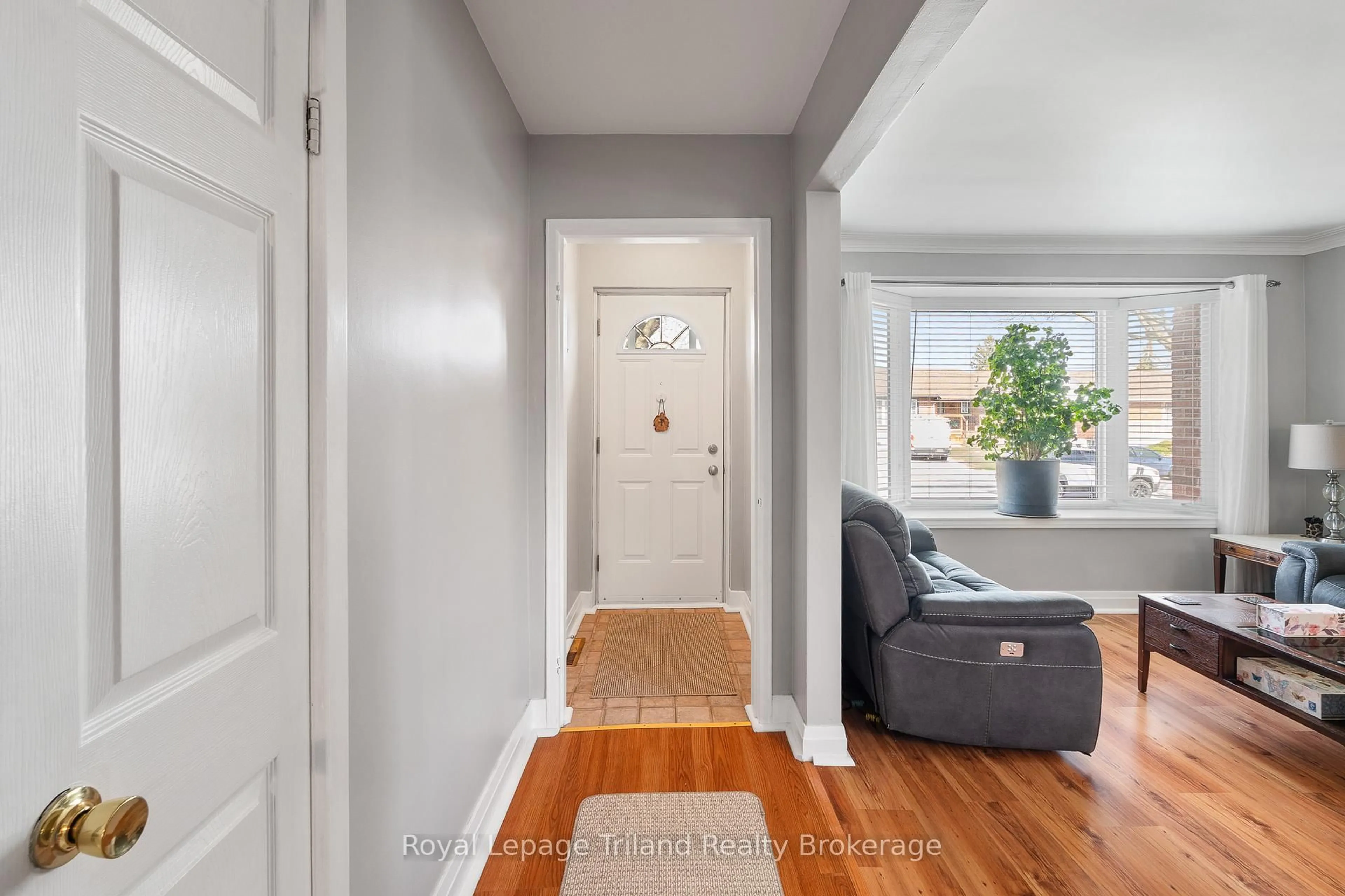 Indoor entryway for 91 Wise Cres, Hamilton Ontario L8T 2L7