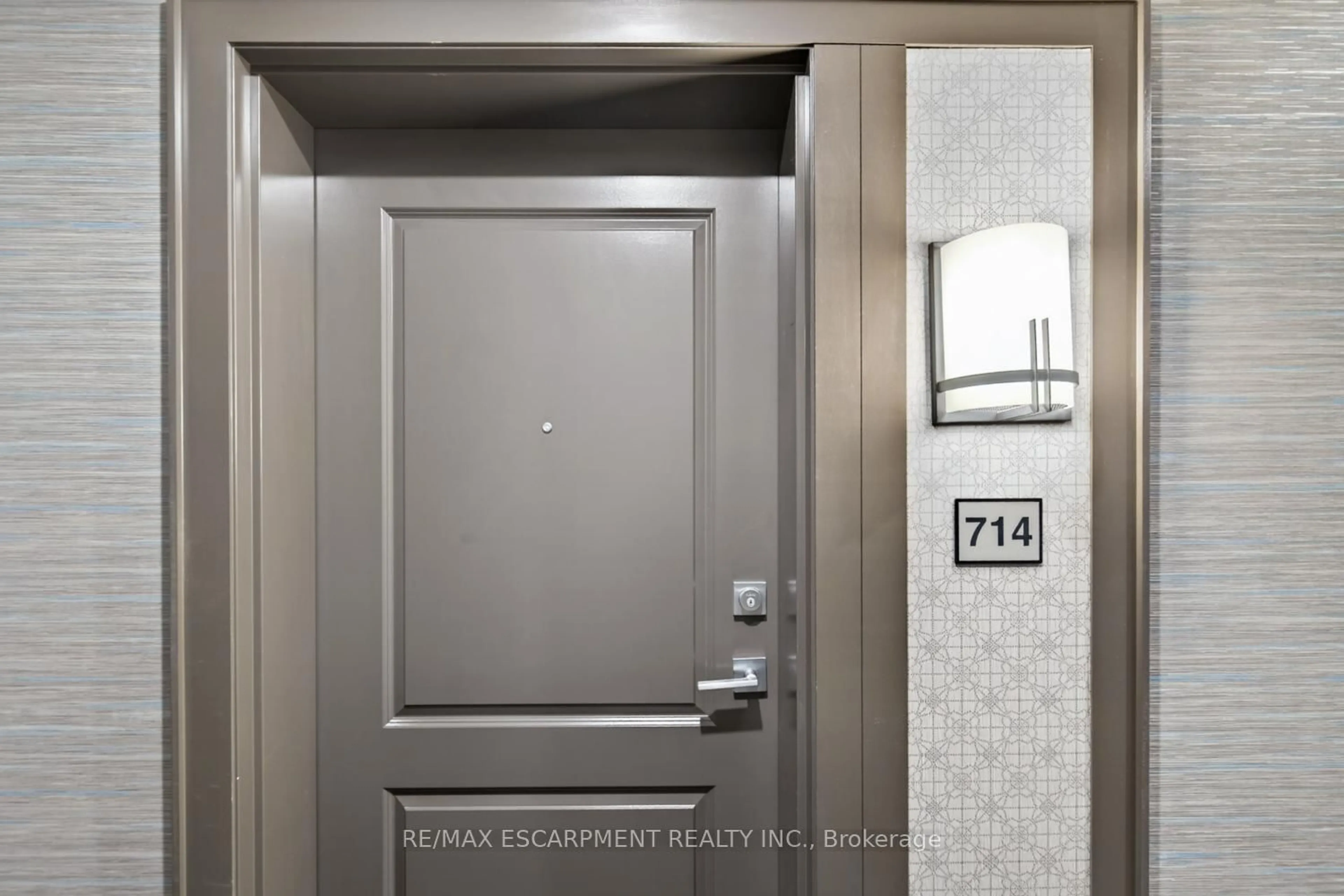 Indoor entryway for 450 Dundas St #714, Hamilton Ontario L8B 1Z2