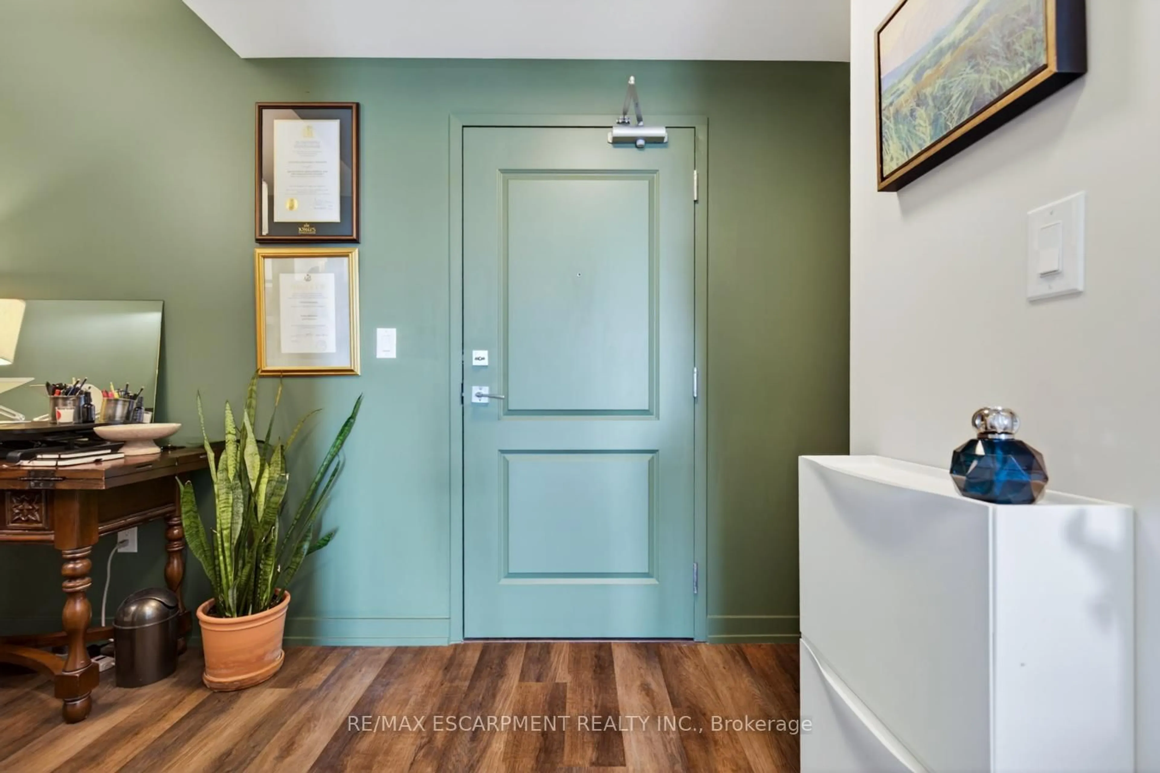Indoor entryway for 450 Dundas St #714, Hamilton Ontario L8B 1Z2