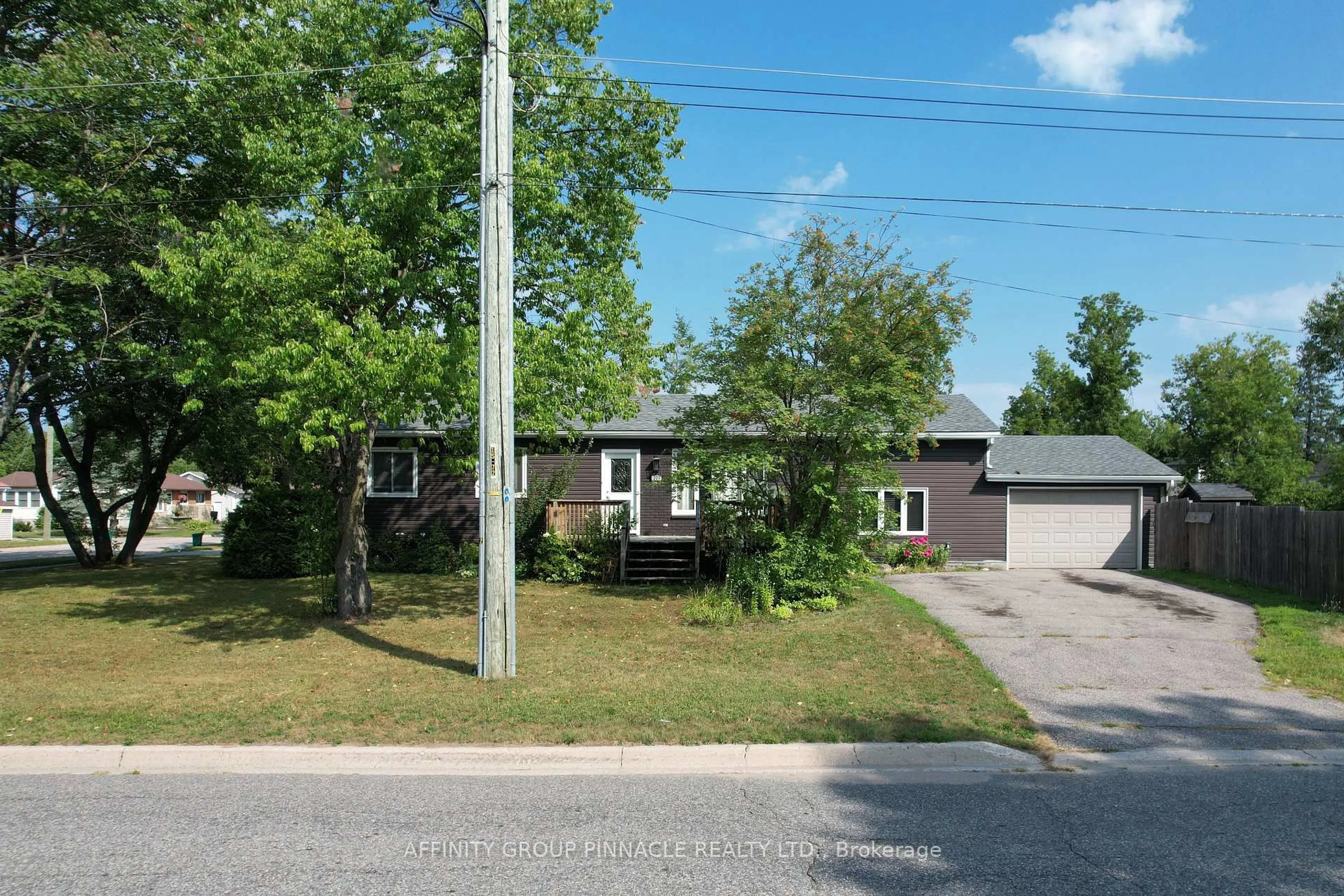 A pic from outside/outdoor area/front of a property/back of a property/a pic from drone, street for 221 Dill St, Bracebridge Ontario P1L 1E2