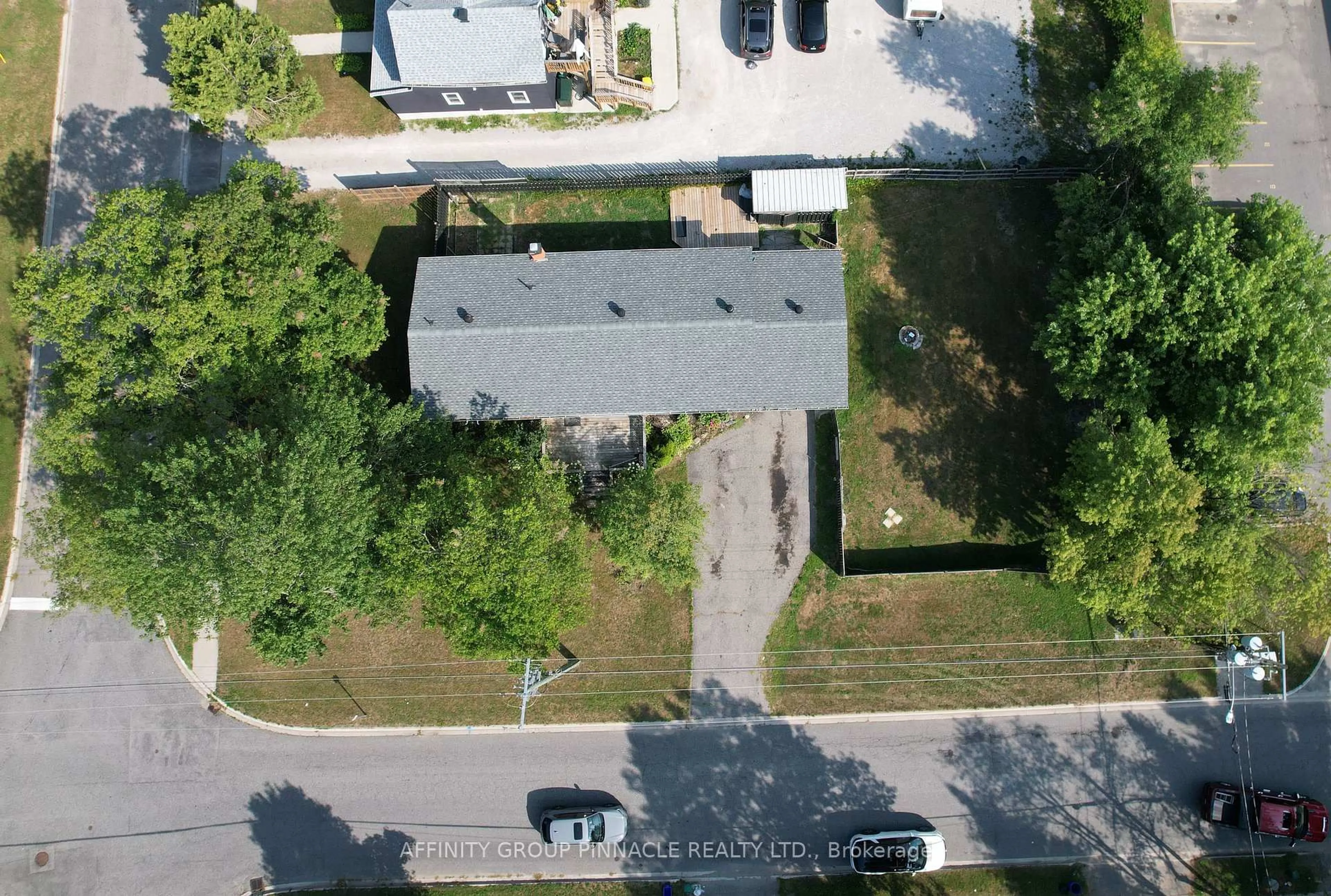 A pic from outside/outdoor area/front of a property/back of a property/a pic from drone, street for 221 Dill St, Bracebridge Ontario P1L 1E2