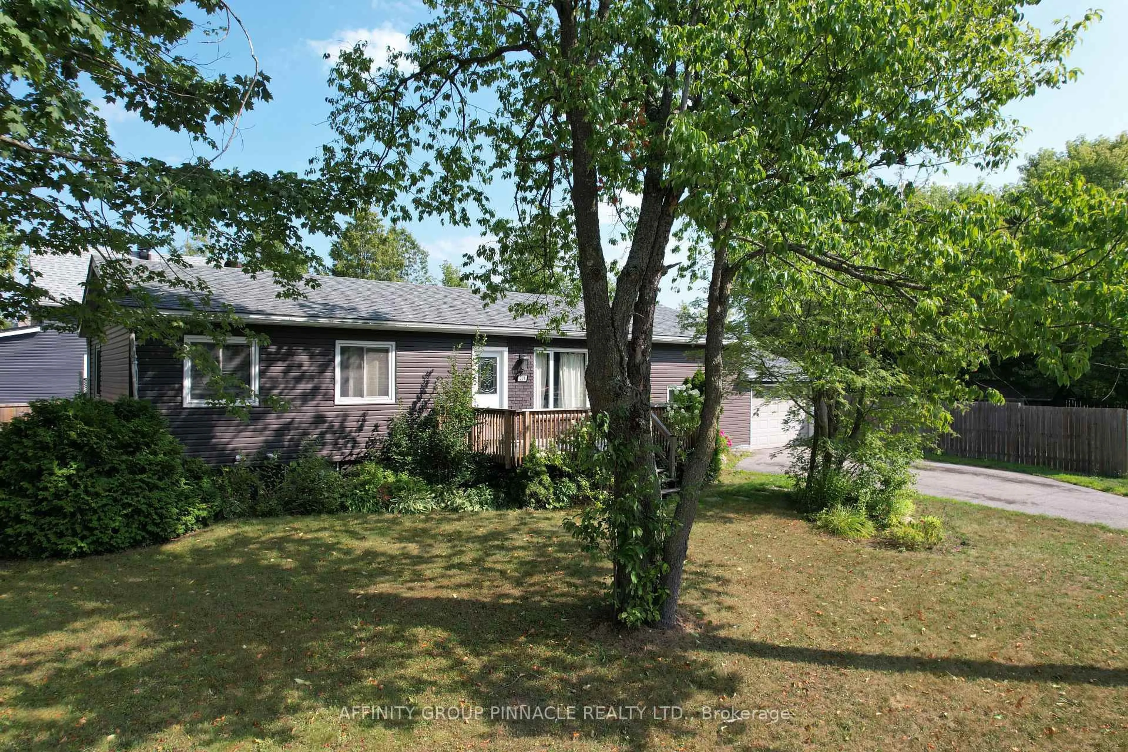 A pic from outside/outdoor area/front of a property/back of a property/a pic from drone, street for 221 Dill St, Bracebridge Ontario P1L 1E2