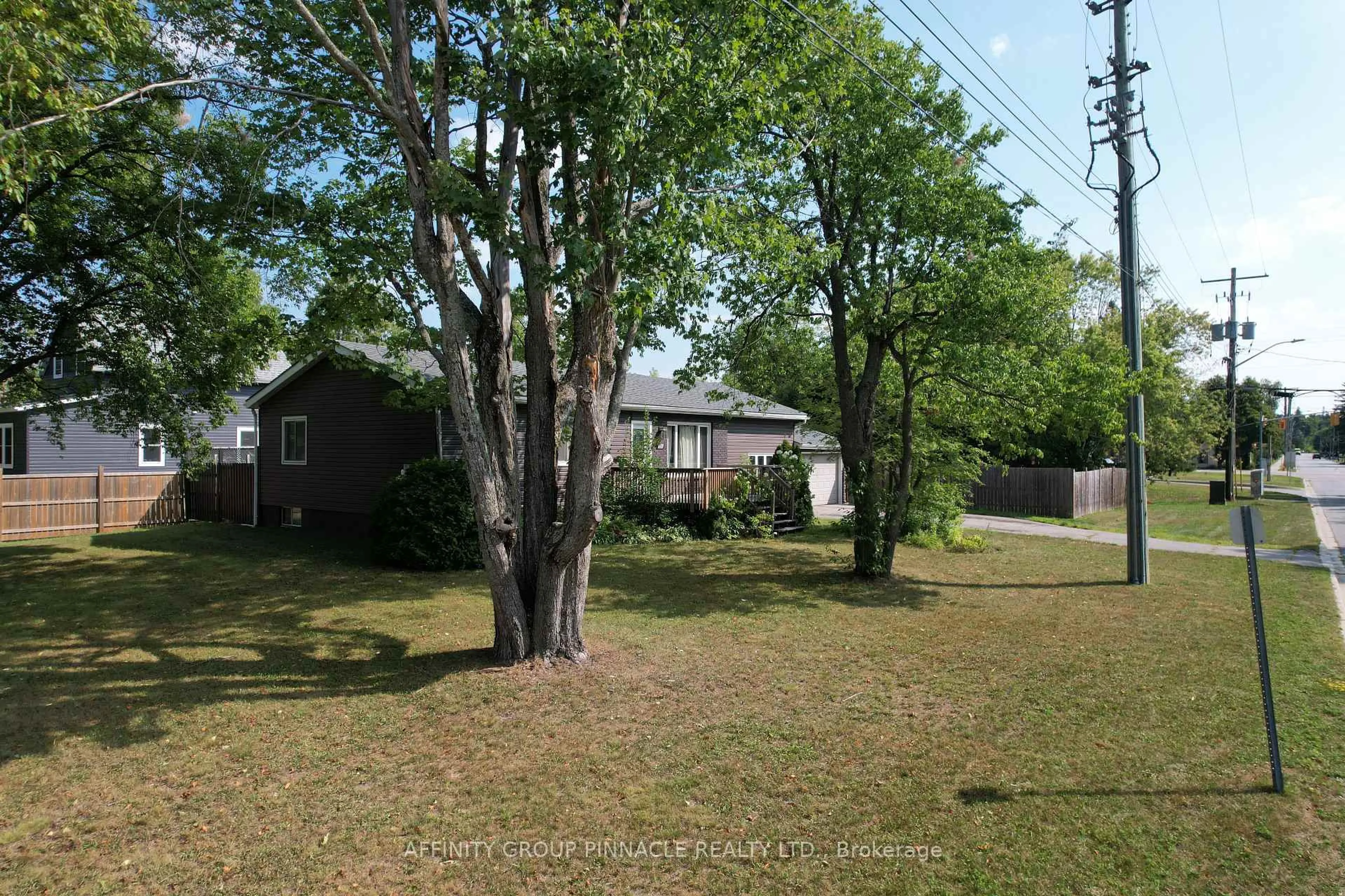 A pic from outside/outdoor area/front of a property/back of a property/a pic from drone, street for 221 Dill St, Bracebridge Ontario P1L 1E2