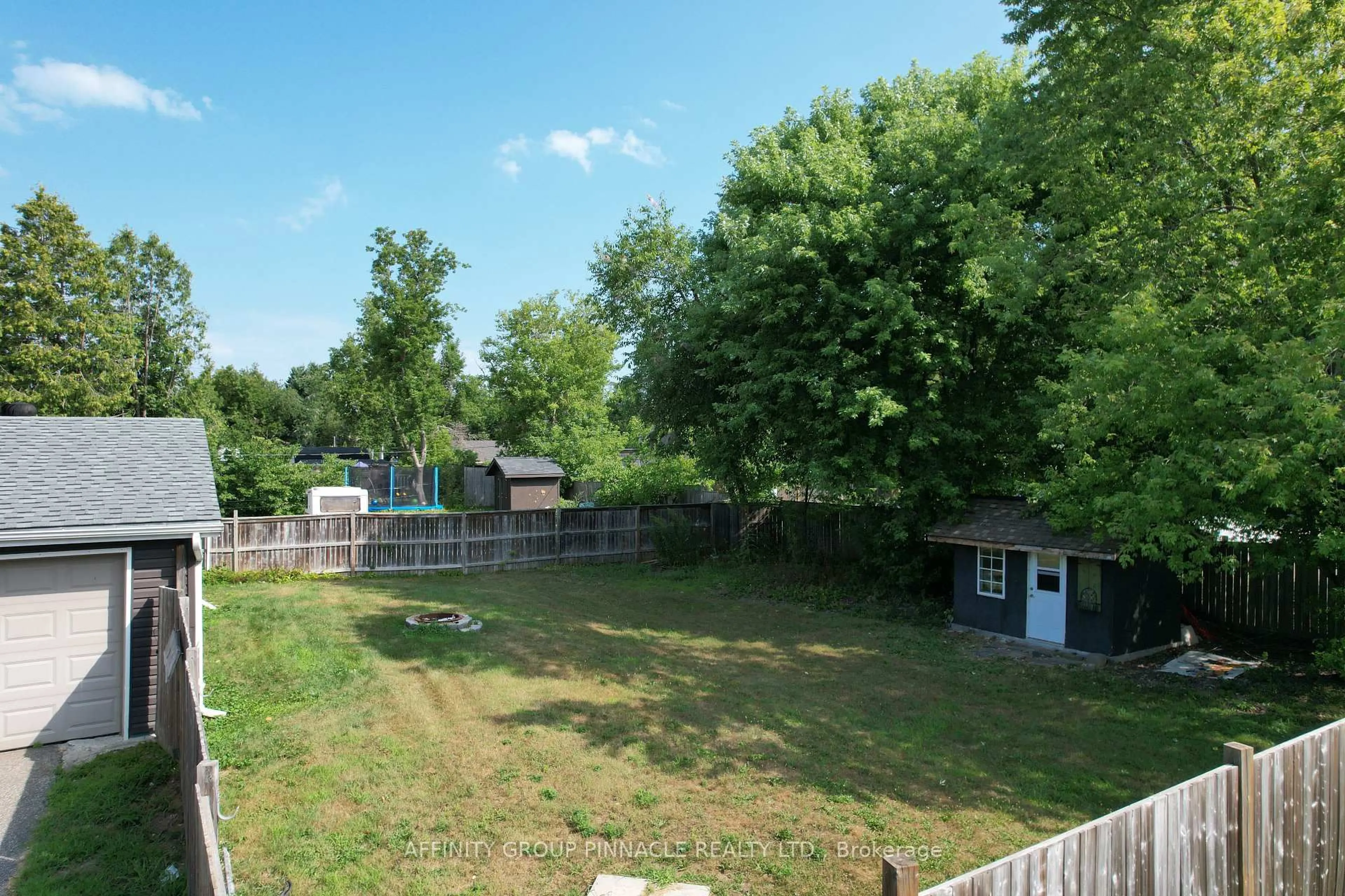A pic from outside/outdoor area/front of a property/back of a property/a pic from drone, unknown for 221 Dill St, Bracebridge Ontario P1L 1E2