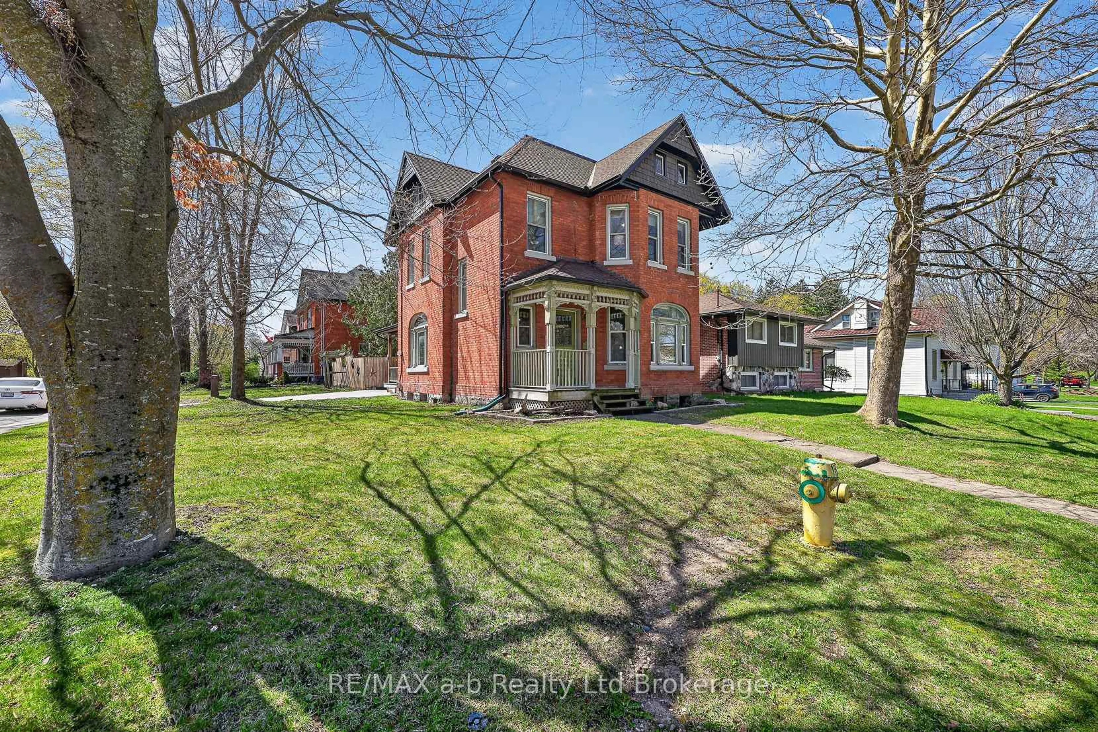 A pic from outside/outdoor area/front of a property/back of a property/a pic from drone, street for 269 Graham St, Woodstock Ontario N4S 6K8