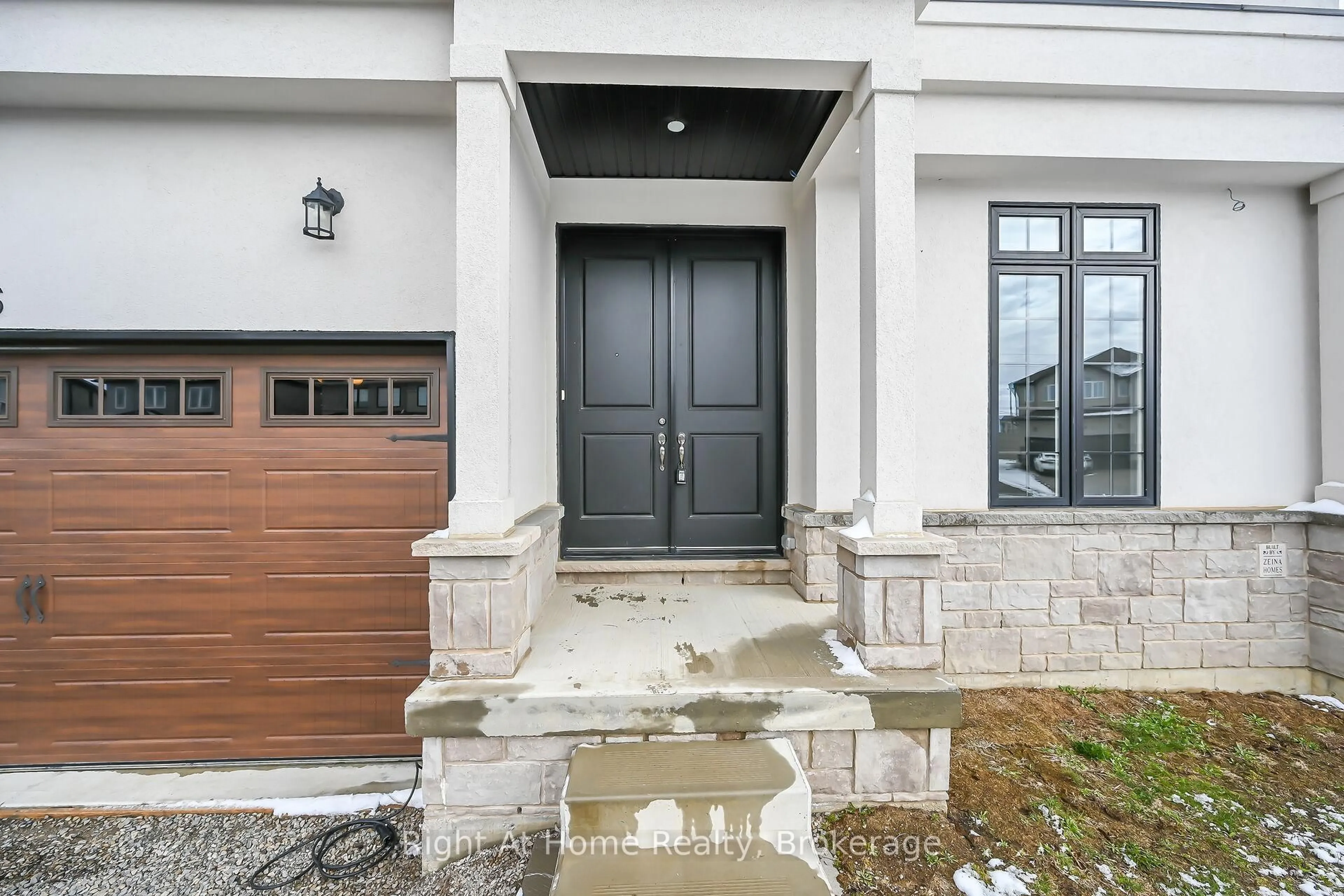 Indoor entryway for 55 Eringate Crt, Hamilton Ontario L8J 0L7
