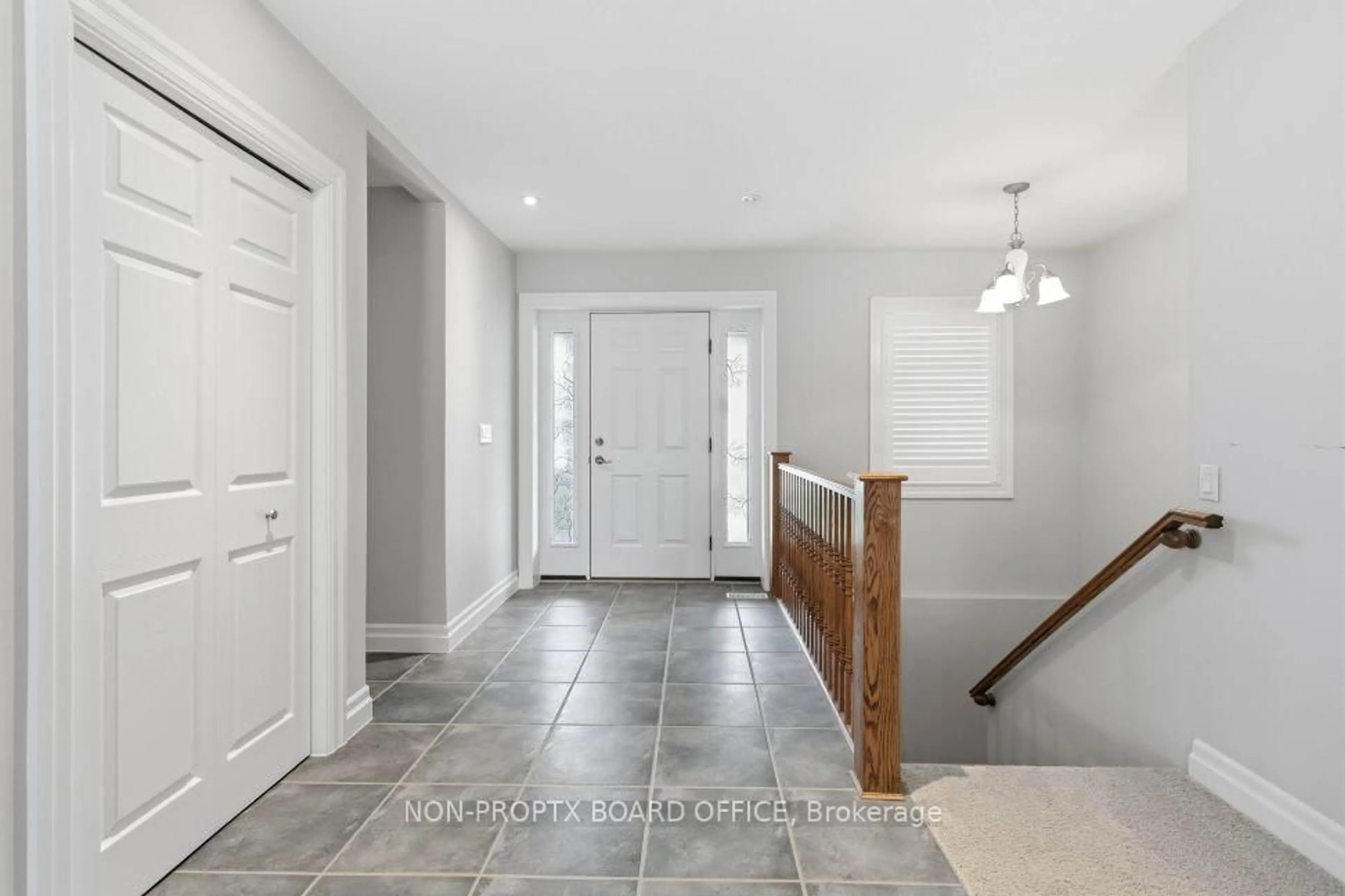 Indoor entryway for 22 Robinson Rd, Norfolk Ontario N0E 1Y0
