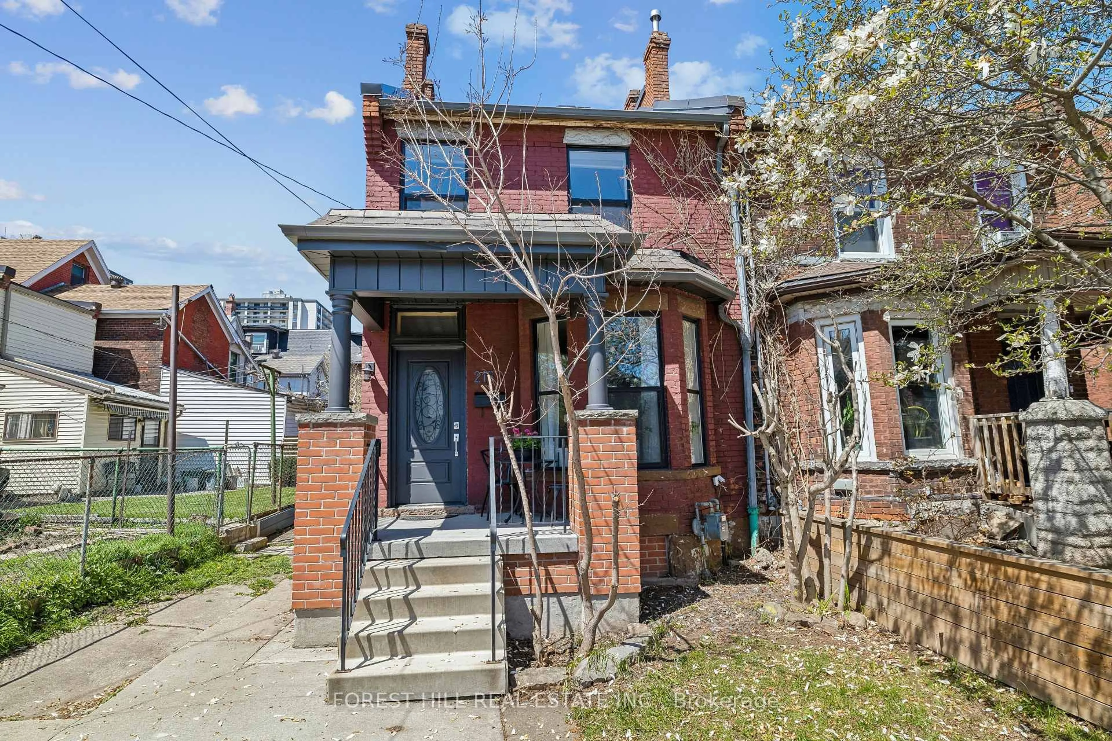 Home with brick exterior material, street for 215 Catherine St, Hamilton Ontario L8L 4S7